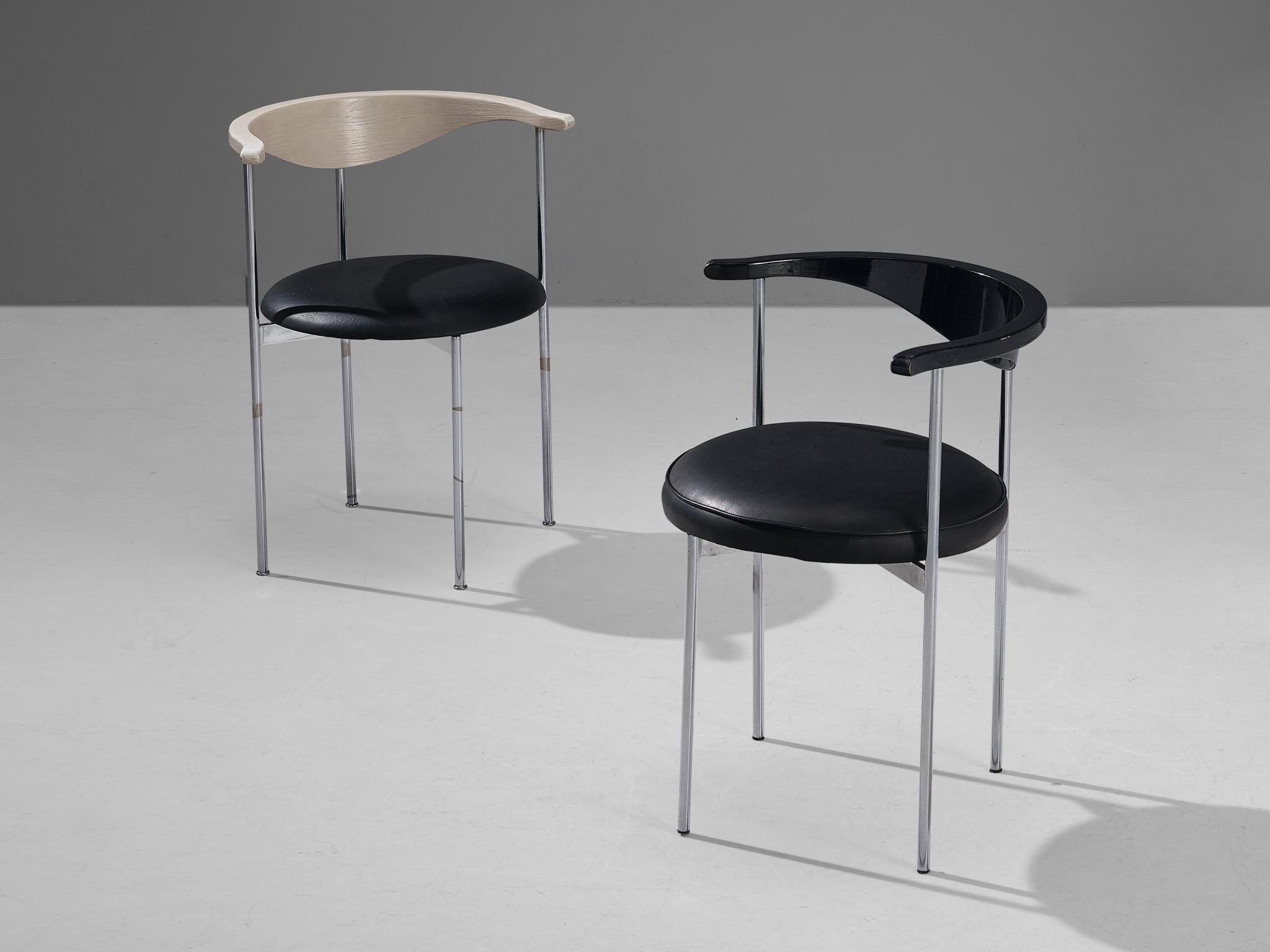 Frederik Sieck pour Fritz Hansen, paire de chaises modèle 3200, skaï, bois peint en noir et blanc, métal, Danemark, design 1962, production 1967. 

Cette paire de chaises industrielles claires du modèle 3200 a été conçue par le designer suédois