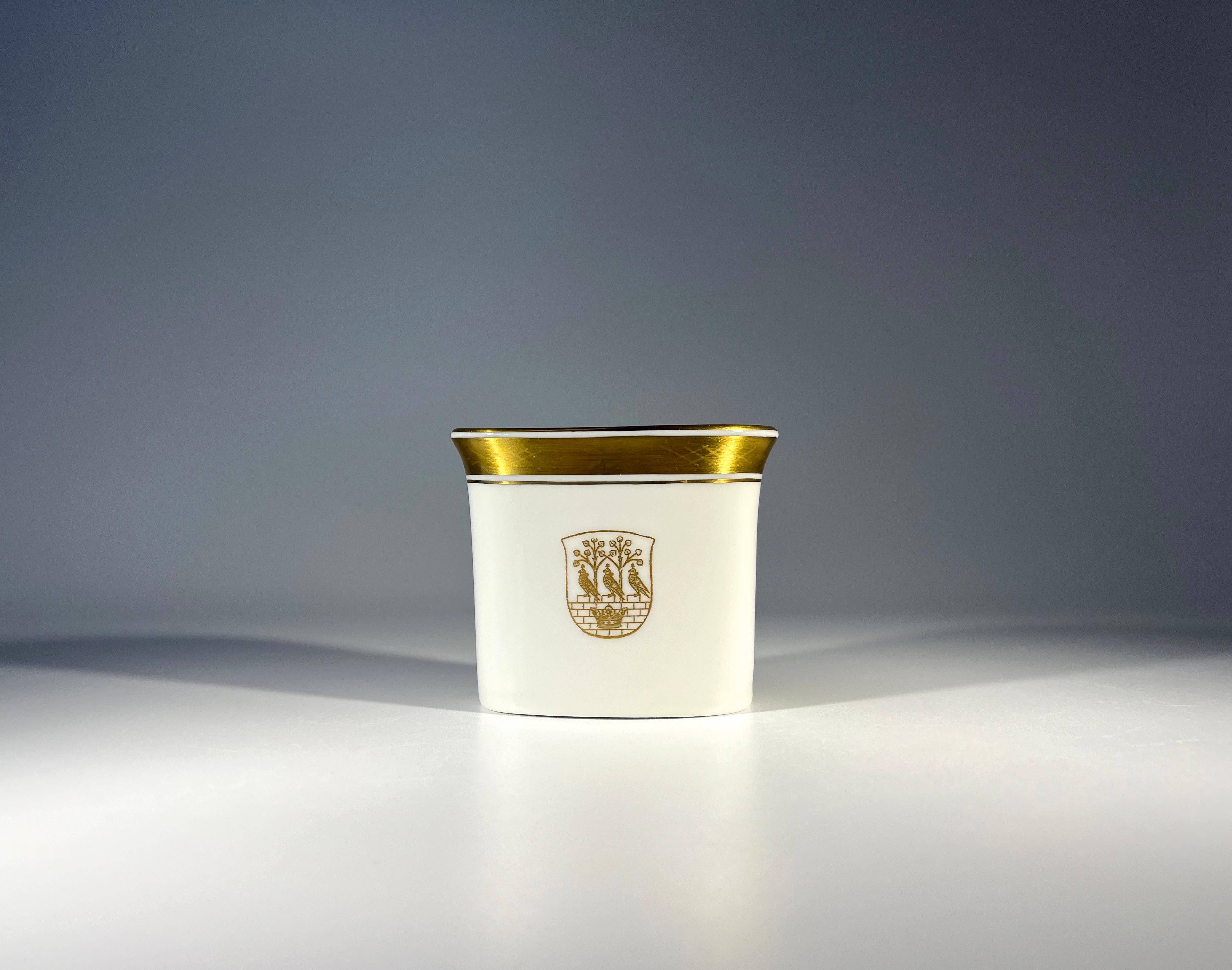 Les armoiries de la municipalité danoise d'Eleg, ornent cet élégant porte-cure-dents de Royal Copenhagen, Danemark.
Porcelaine blanche avec décor doré
Circa 1967
Estampillé sur la base
Hauteur 2,25 pouces, Largeur 3 pouces, Profondeur 2