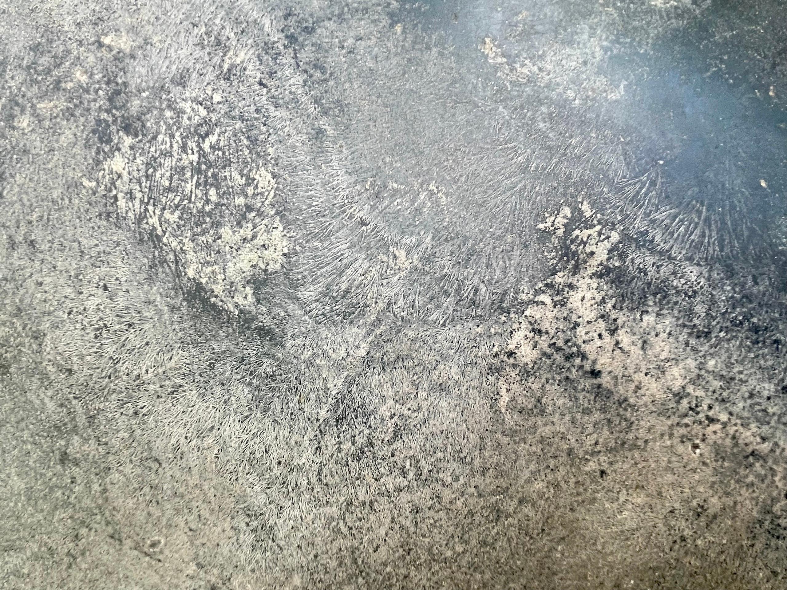 Emerald Waterfall II di Frédérique Domergue - Pittura astratta su foglie di metallo 4