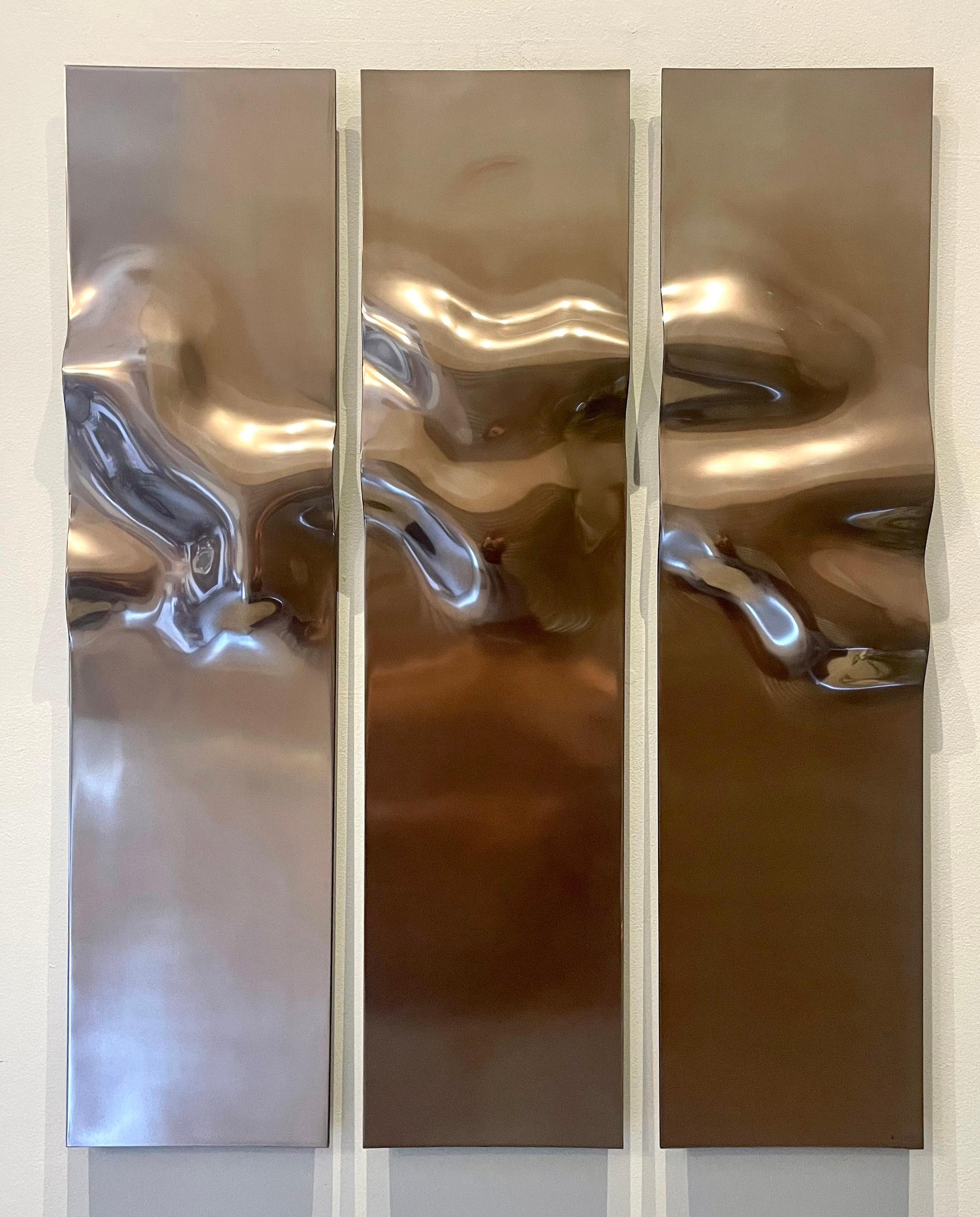 Moon ist ein einzigartiges Gemälde und eine Wandskulptur des französischen zeitgenössischen Künstlers Frédérique Domergue. Dieses Kunstwerk besteht aus polierten, rosafarbenen Kupferblättern auf einem Metallrahmen und hat die Maße 100 × 81 cm (39,4