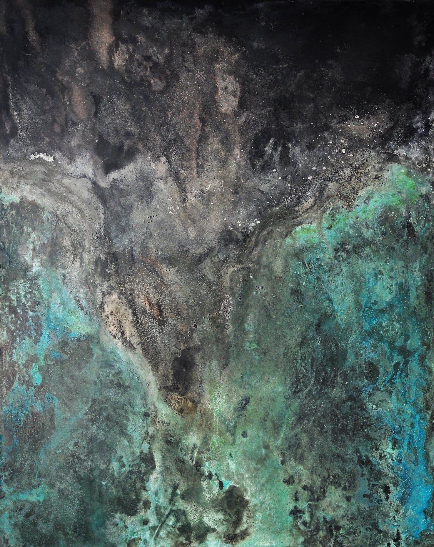Turbulences est une peinture unique de l'artiste contemporaine française Frédérique Domergue. Cette peinture est réalisée avec des feuilles de zinc et de bronze oxydées sur un panneau d'aluminium, patiné à la cire d'abeille. Les dimensions sont de