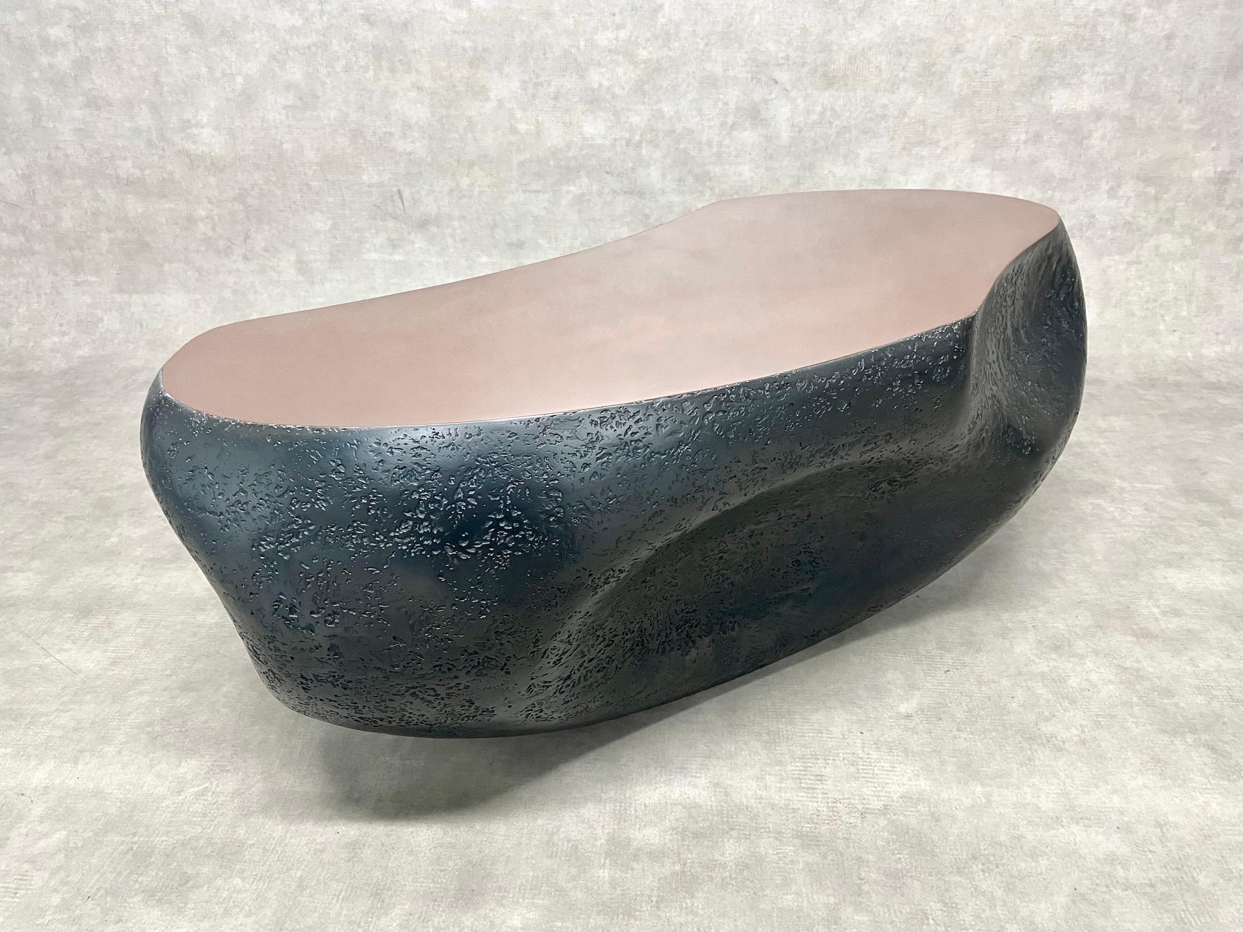 Kieselstein Skulptur von Frédérique Domergue - Abstrakte Skulptur aus Metall, Kupfer im Angebot 2