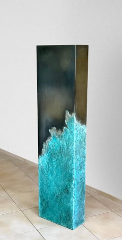 Totem (groß) von Frédérique Domergue - Abstrakte Skulptur aus Metall, Bronze, blau