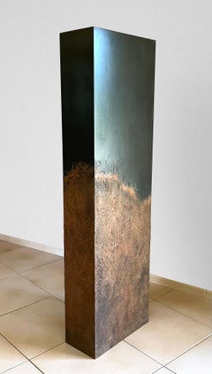 Totem (medium) von Frédérique Domergue - Abstrakte Skulptur aus Metall, Stahl, orange