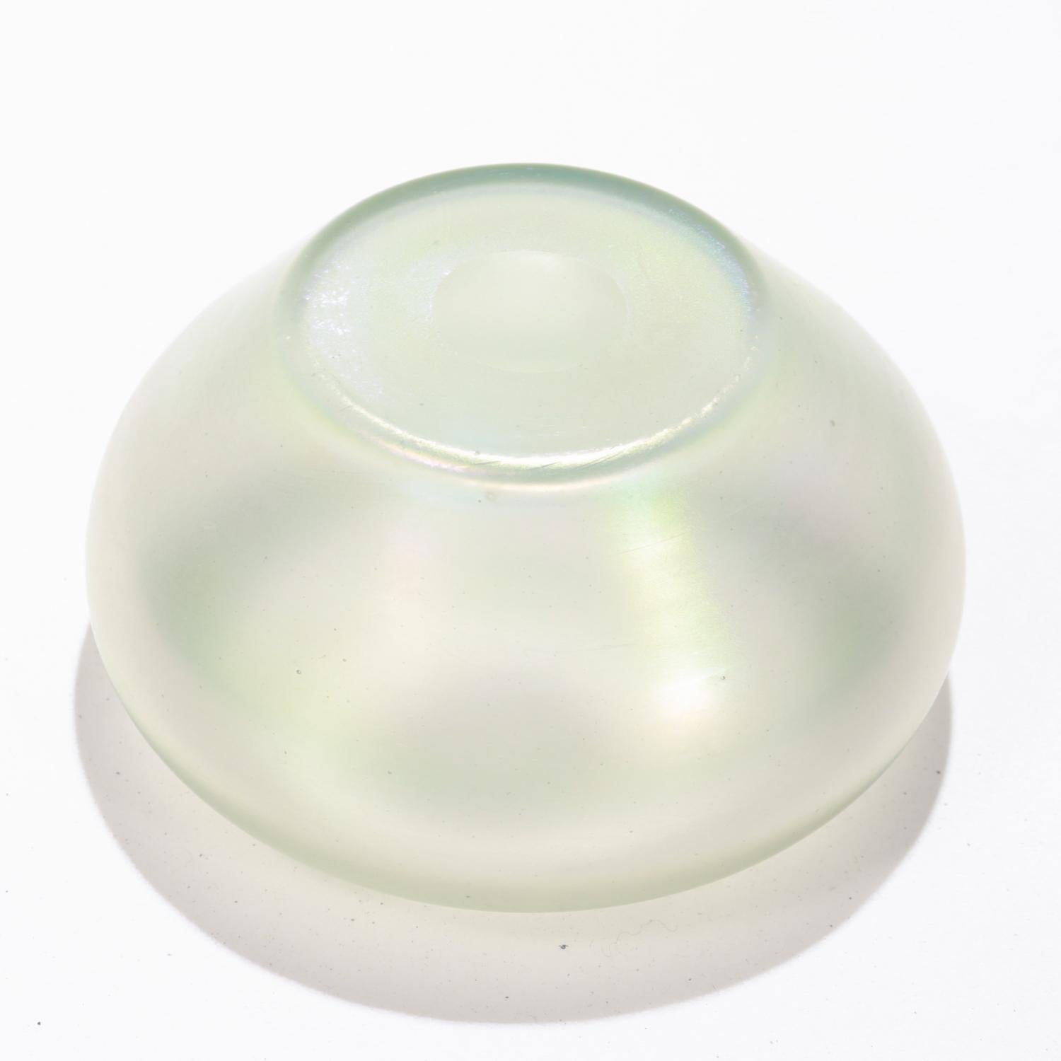 Vaso a coppa in vetro Fredrick Carder Era Steuben Glass Aqua Marine Iridescente Verre de Soie in vendita 3