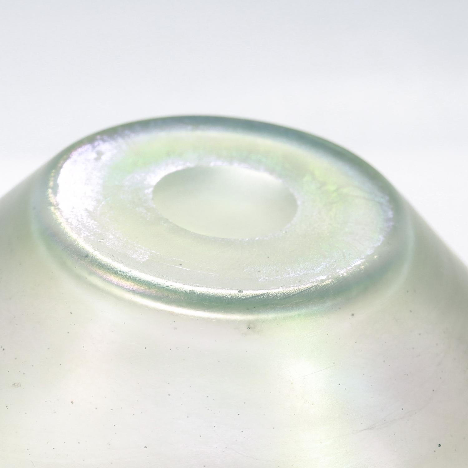 Vaso a coppa in vetro Fredrick Carder Era Steuben Glass Aqua Marine Iridescente Verre de Soie in vendita 4