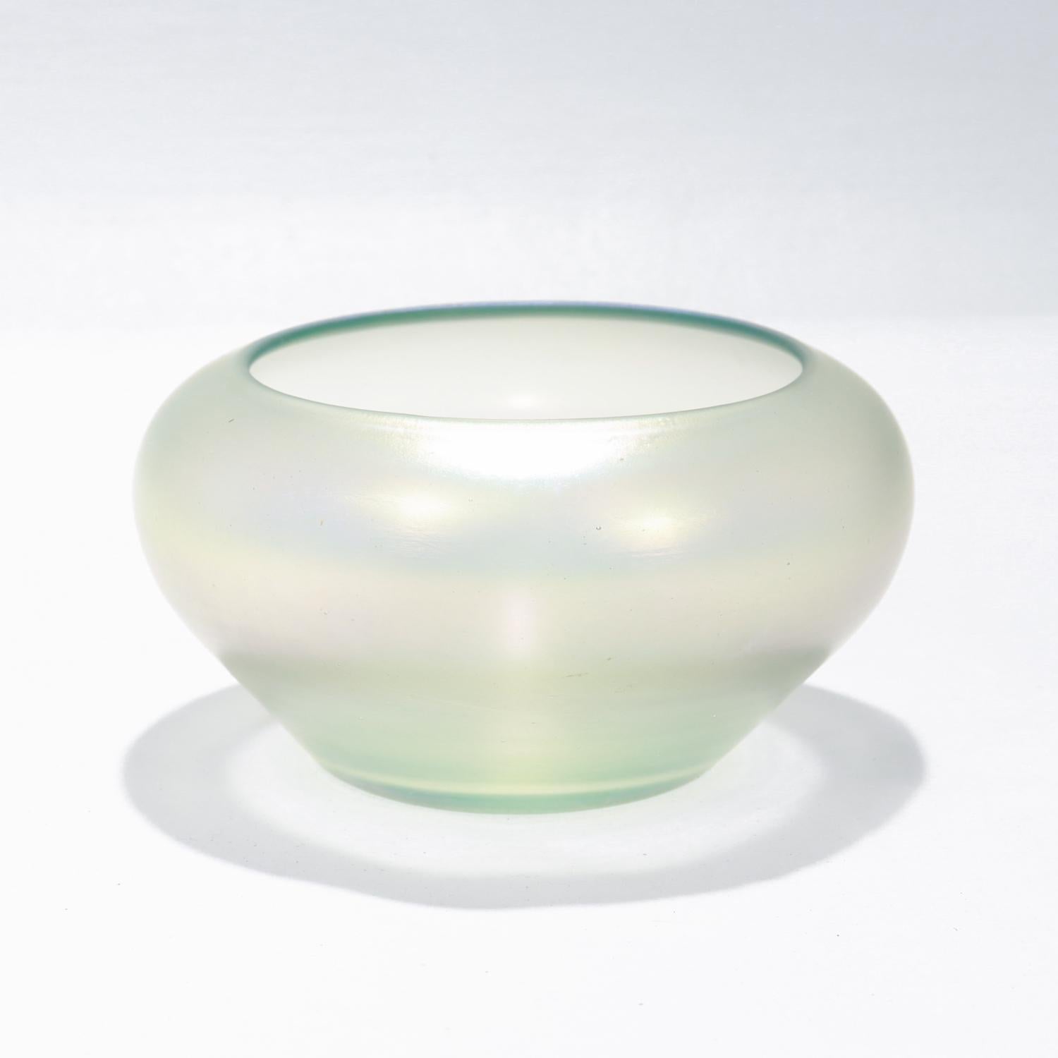 Una bella ciotola o vaso in vetro artistico americano iridescente.

Di Steuben. 

In vetro Aqua Marin con finitura iridescente (simile al colore e al trattamento del Verre de Soie). 

Nella seconda dimensione più piccola della Forma 2687. 

Con un