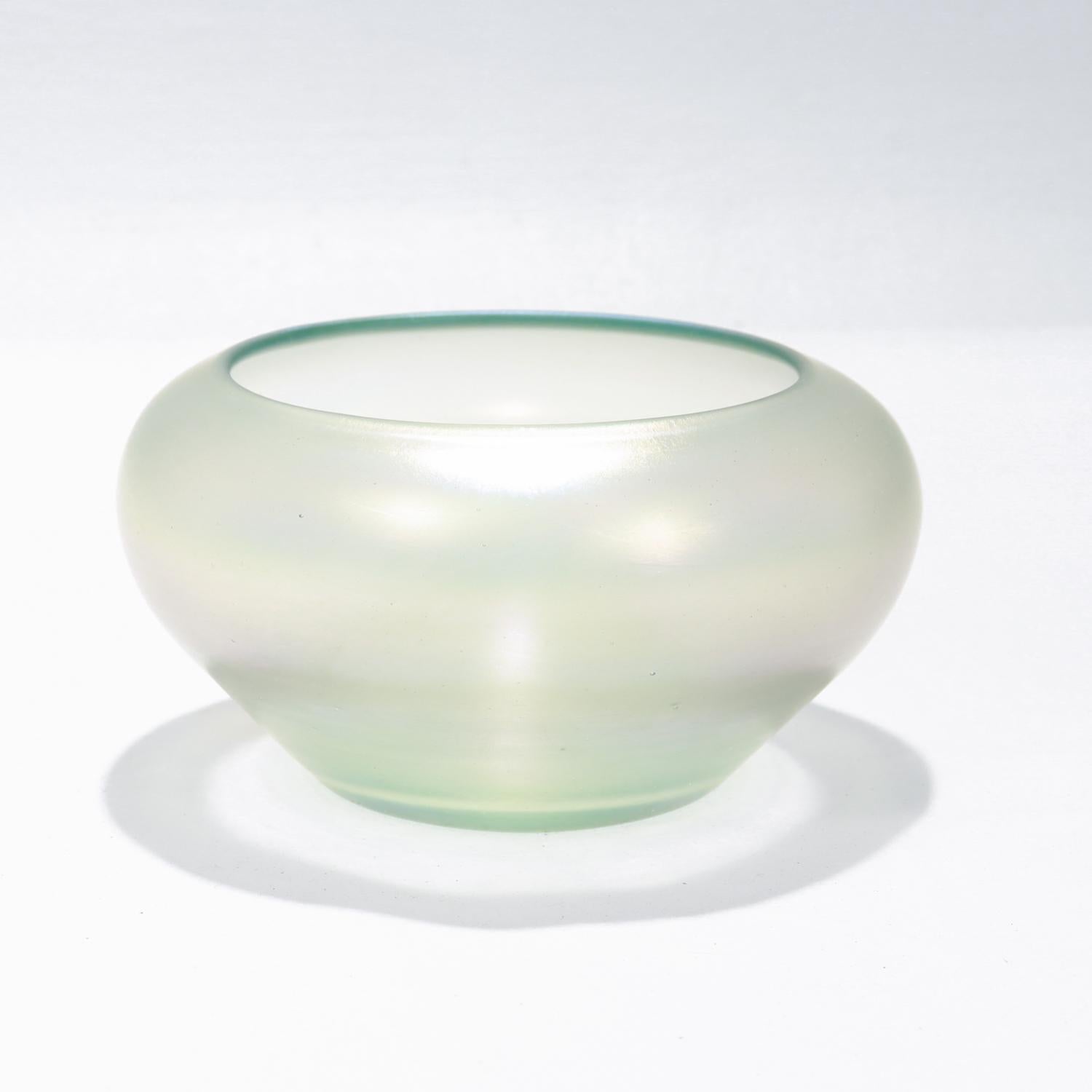 Art Déco Vaso a coppa in vetro Fredrick Carder Era Steuben Glass Aqua Marine Iridescente Verre de Soie in vendita