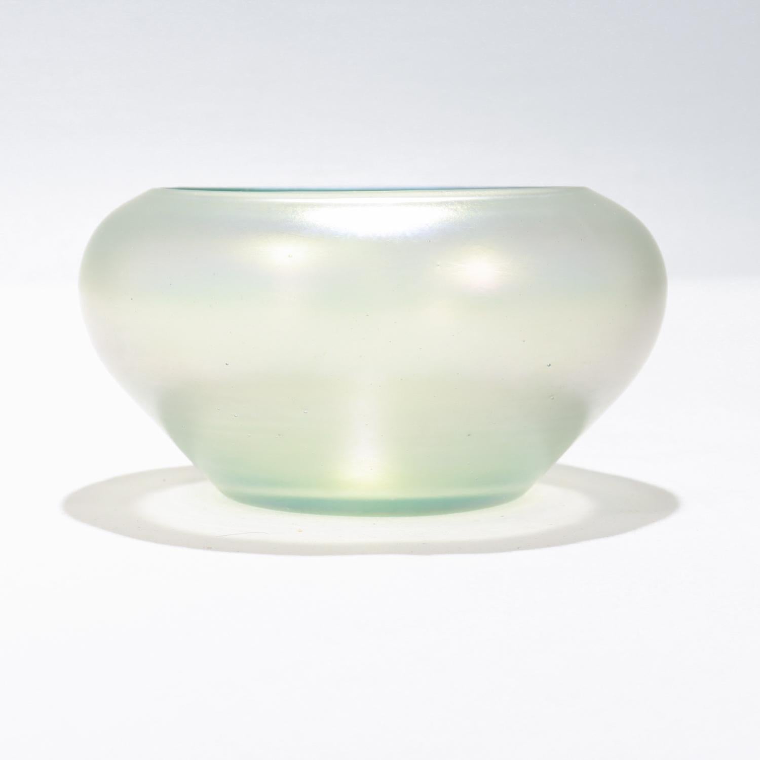 Vaso a coppa in vetro Fredrick Carder Era Steuben Glass Aqua Marine Iridescente Verre de Soie In condizioni buone in vendita a Philadelphia, PA