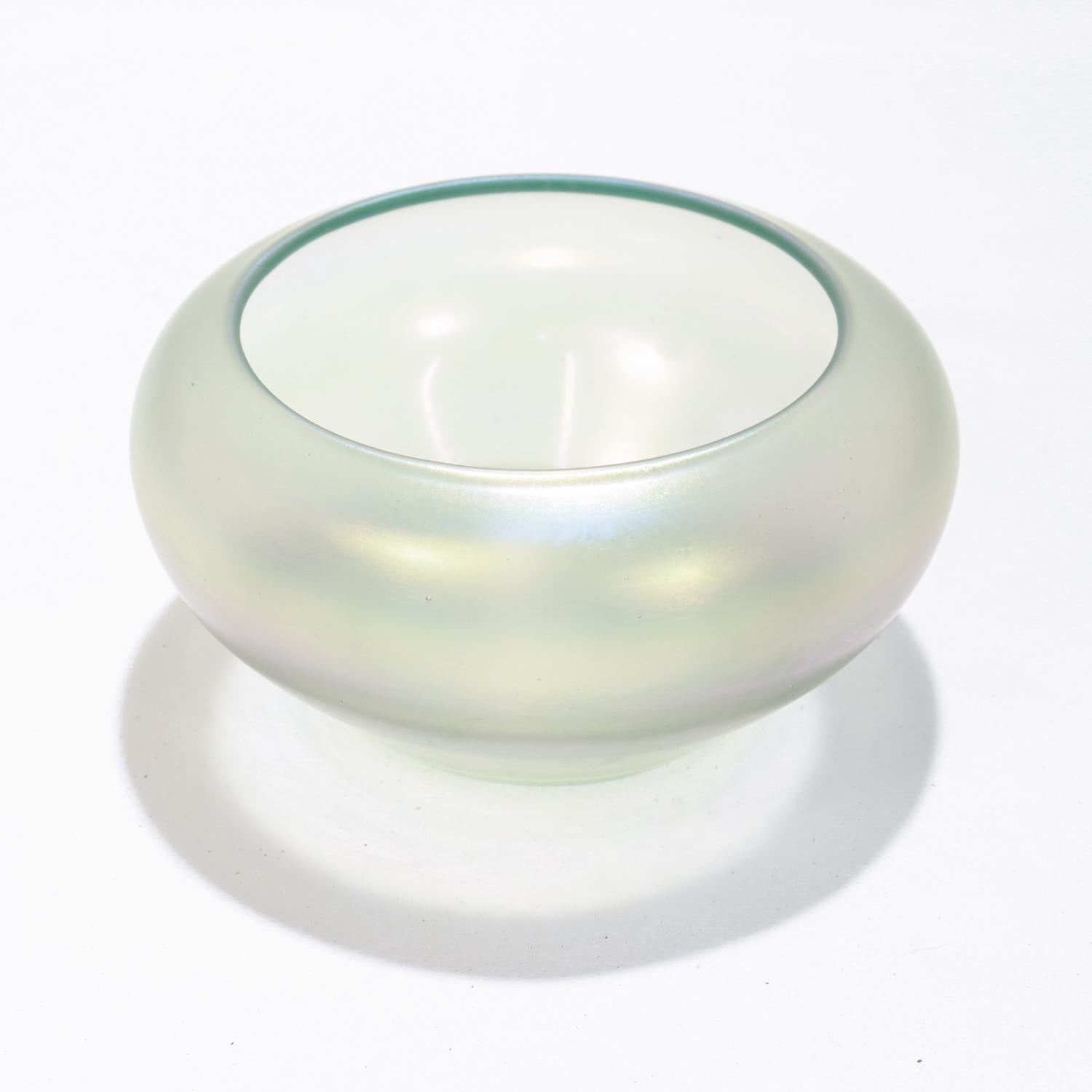 XX secolo Vaso a coppa in vetro Fredrick Carder Era Steuben Glass Aqua Marine Iridescente Verre de Soie in vendita