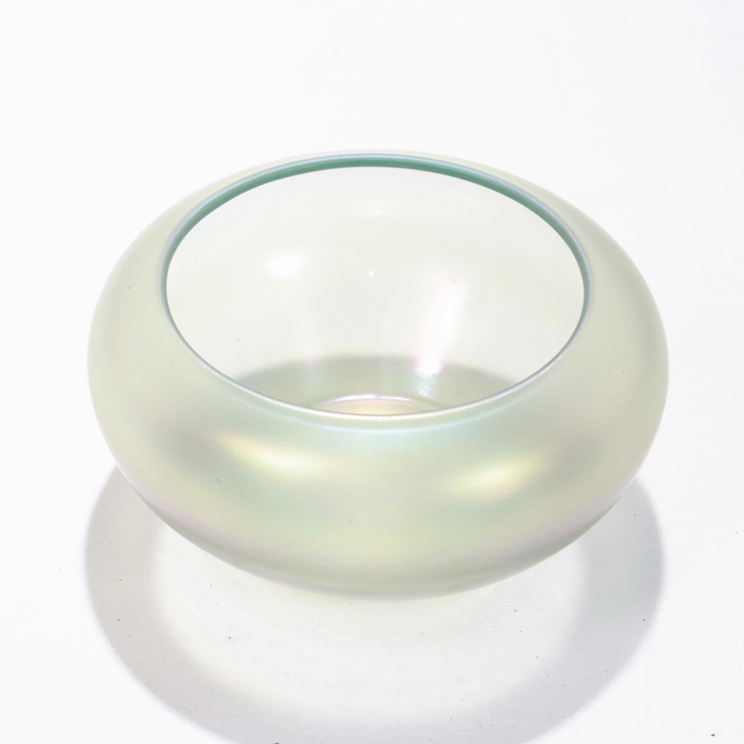 Vetro Vaso a coppa in vetro Fredrick Carder Era Steuben Glass Aqua Marine Iridescente Verre de Soie in vendita