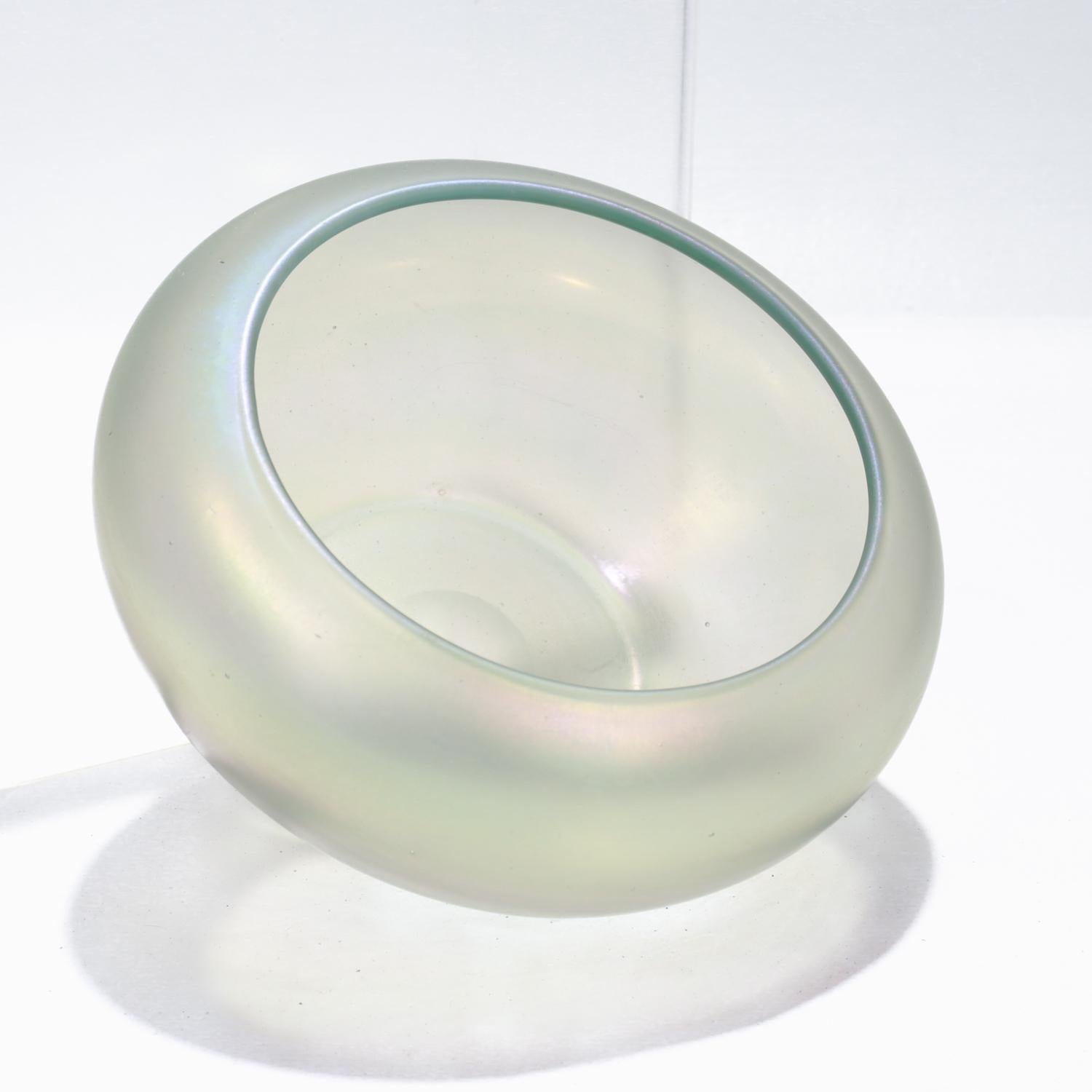 Vaso a coppa in vetro Fredrick Carder Era Steuben Glass Aqua Marine Iridescente Verre de Soie in vendita 1