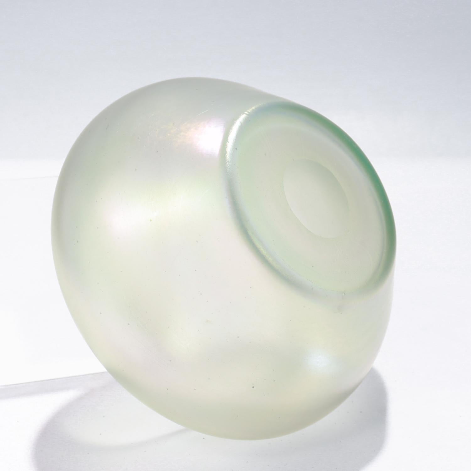 Vaso a coppa in vetro Fredrick Carder Era Steuben Glass Aqua Marine Iridescente Verre de Soie in vendita 2