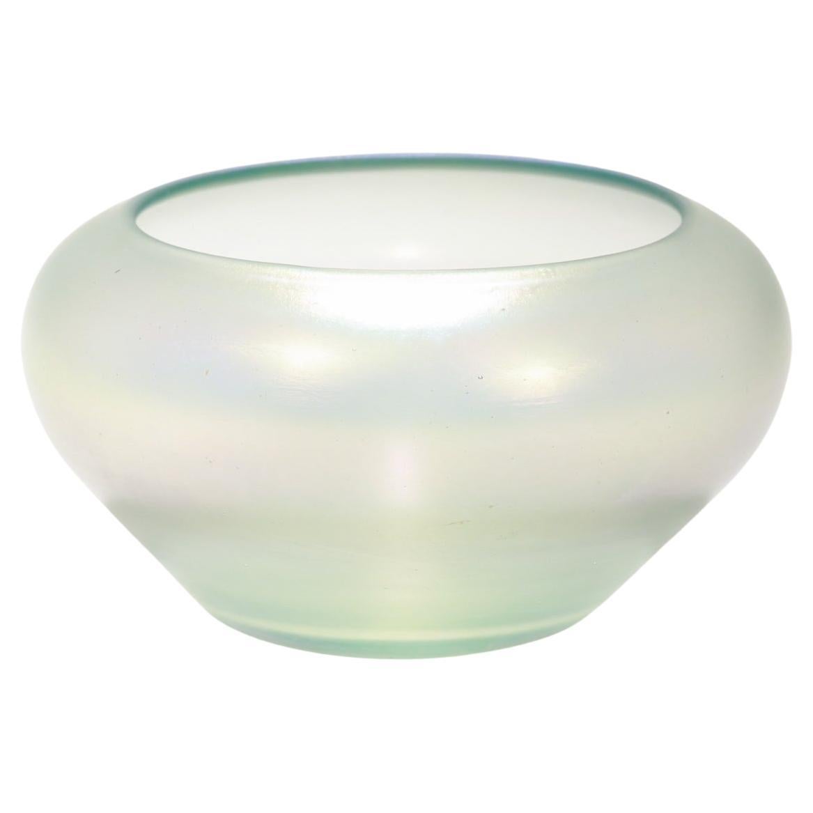 Vaso a coppa in vetro Fredrick Carder Era Steuben Glass Aqua Marine Iridescente Verre de Soie in vendita