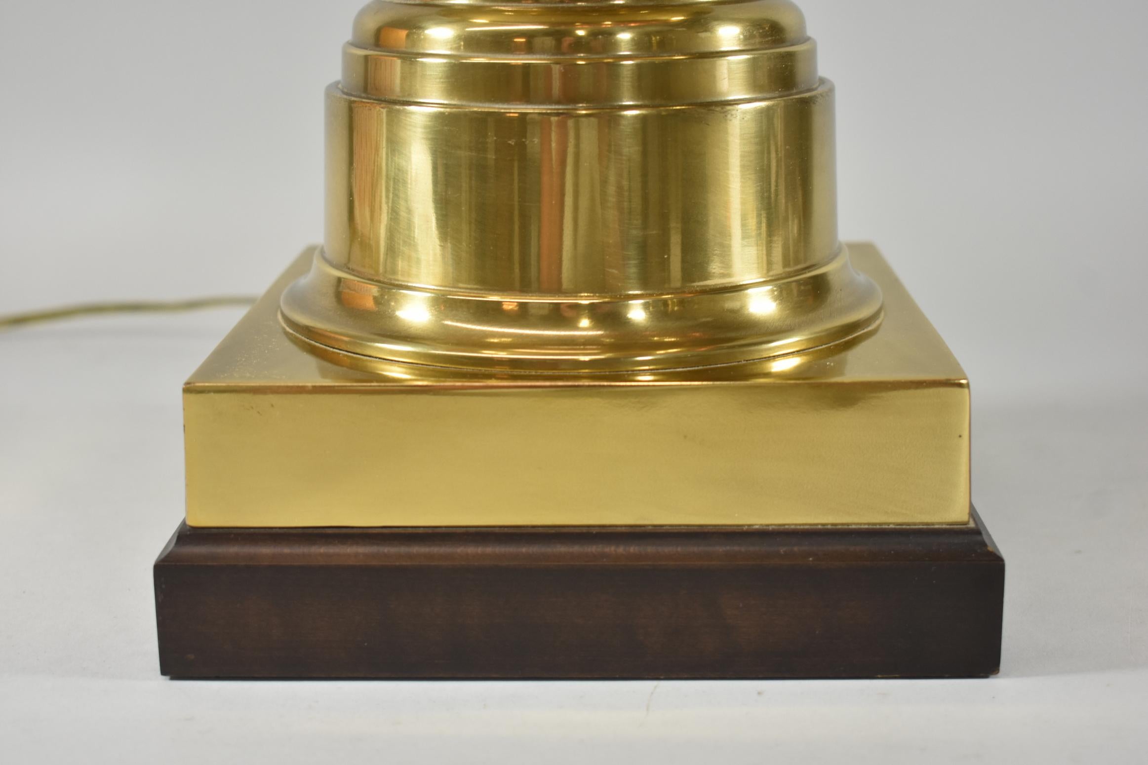 20ième siècle Lampe de bureau Fredrick Cooper en laiton, base en forme d’urne en vente