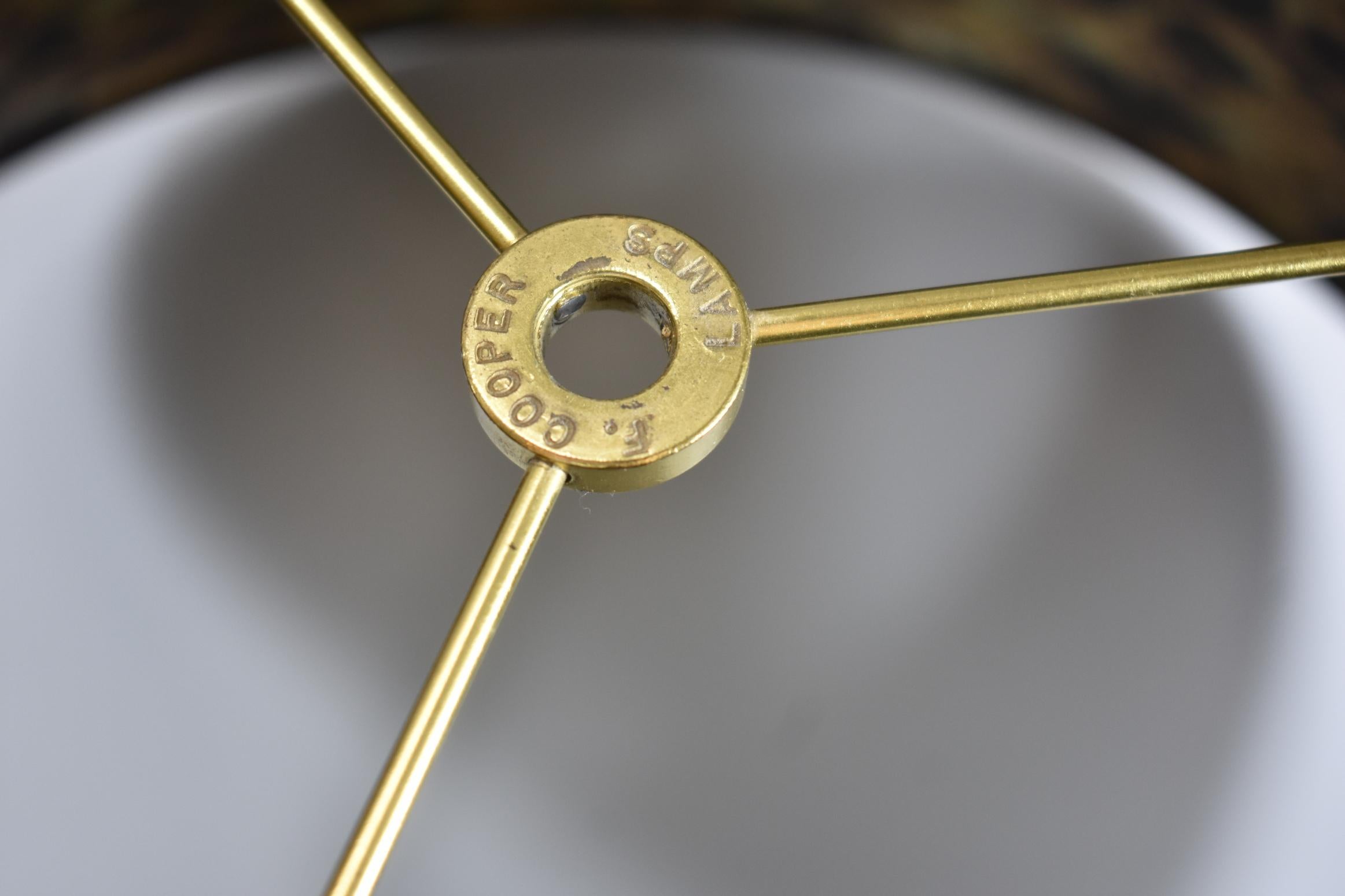 Lampe de bureau Fredrick Cooper en laiton, base en forme d’urne en vente 1