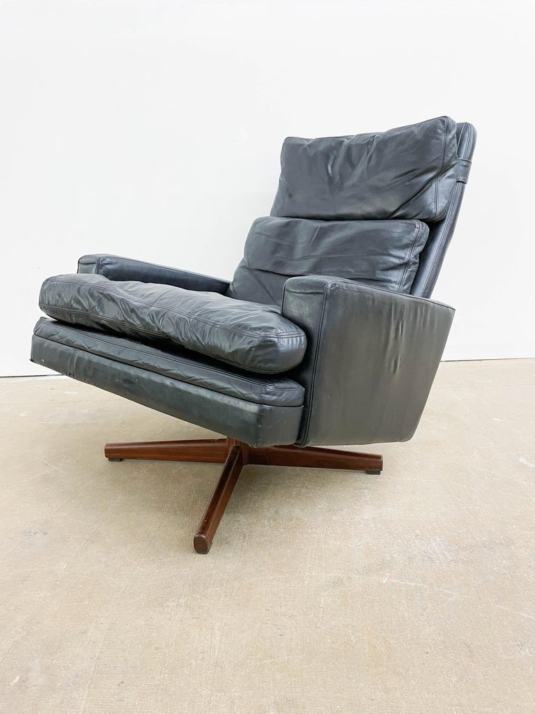 Extremely comfortable reclining leather lounge chair on Brazilian Rosewood base designed by Fredrik A. Kayser for Vatne Mobler in Norway. Designed in the 1960s, this chair is a comfortable, luxurious seat ideal for a living room or as an office