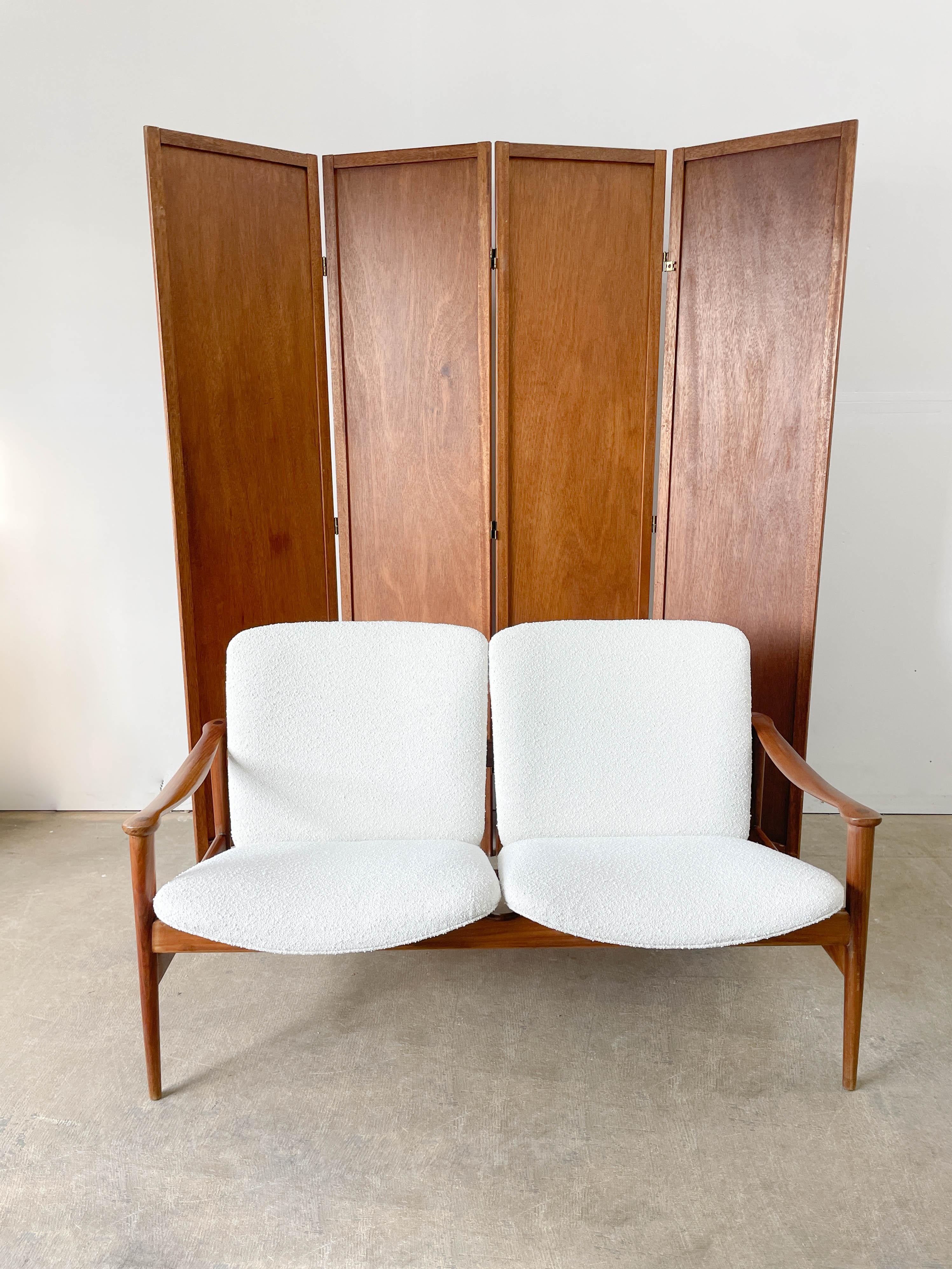 This is a sleek and comfortable loveseat that stands on its own as a beautiful piece of mid-century modern furniture. Although not formally attributed, this loveseat is clearly in the style of Frederik A. Kayser's 711 chairs for Vatne Mobelfabrik.