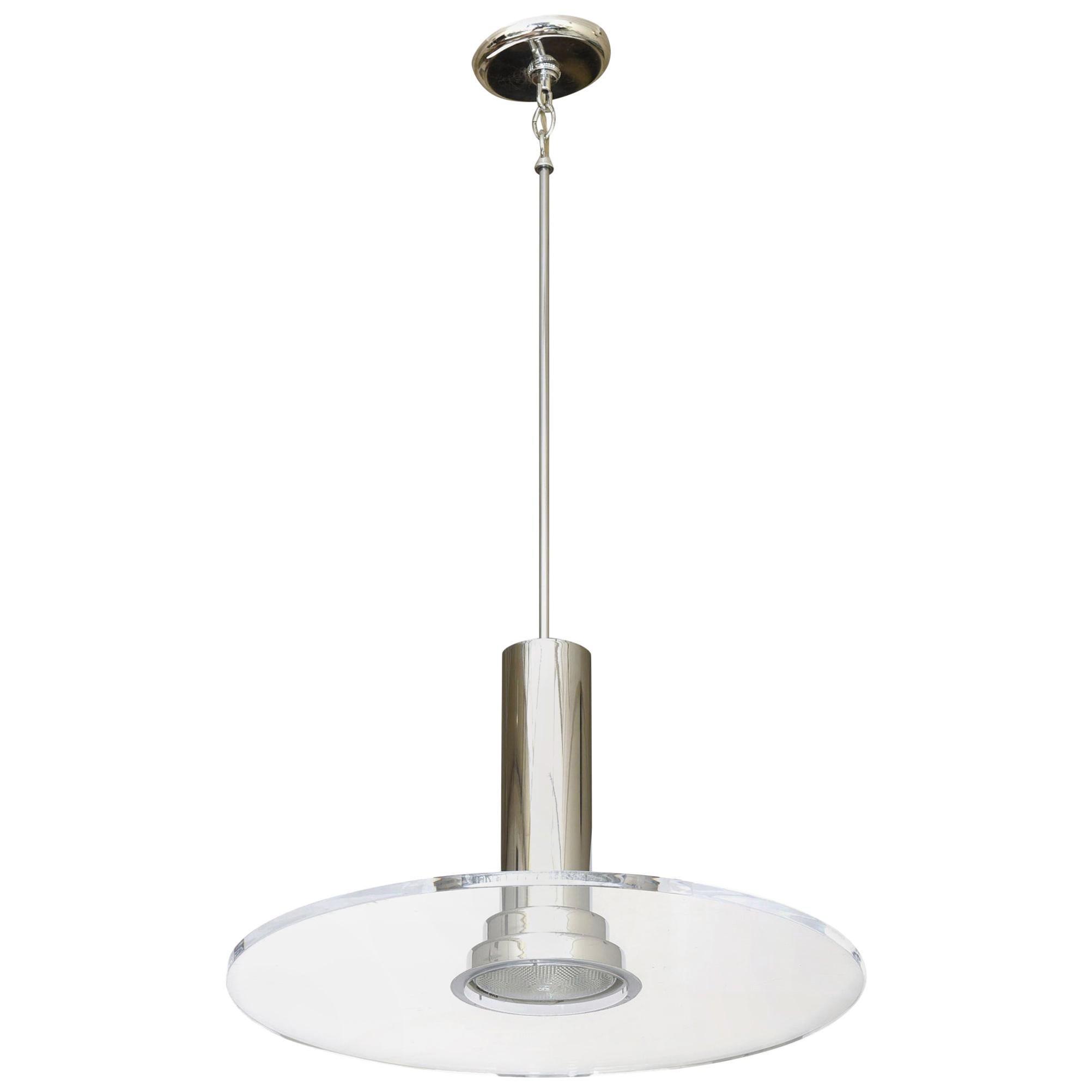 Lampe à suspension Fredrick Ramond en lucite gravée et métal chromé signée en vente