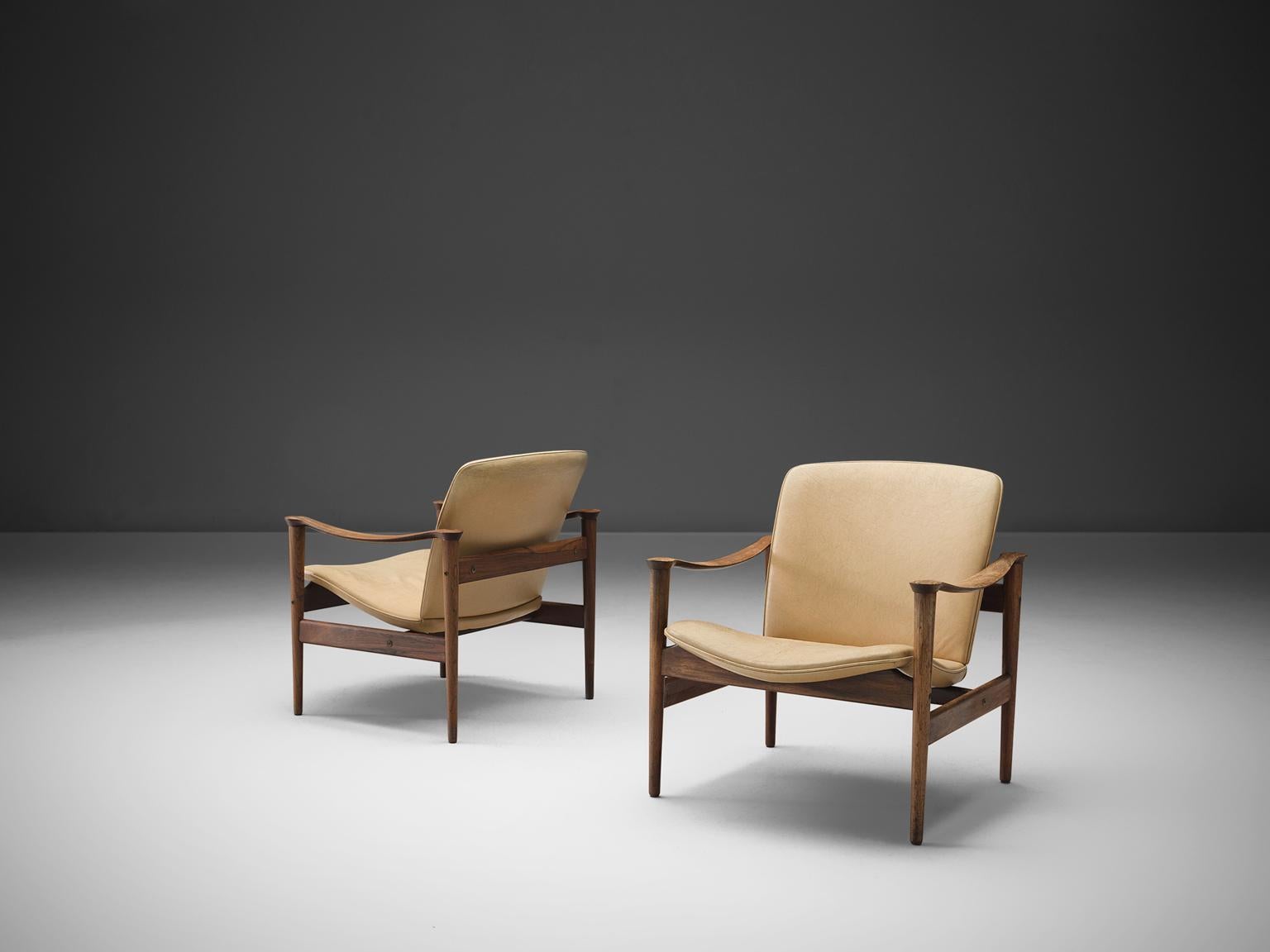 Fredrik A. Kayser for Vatne Lenestolfabrikk, armchairs model 711, rosewood and white to beige leather, Norway, 1960.

These armchairs are designed by Frederik A. Kayser and executed by Vatne Lenestolfabrikk. The armchairs are executed in rosewood,
