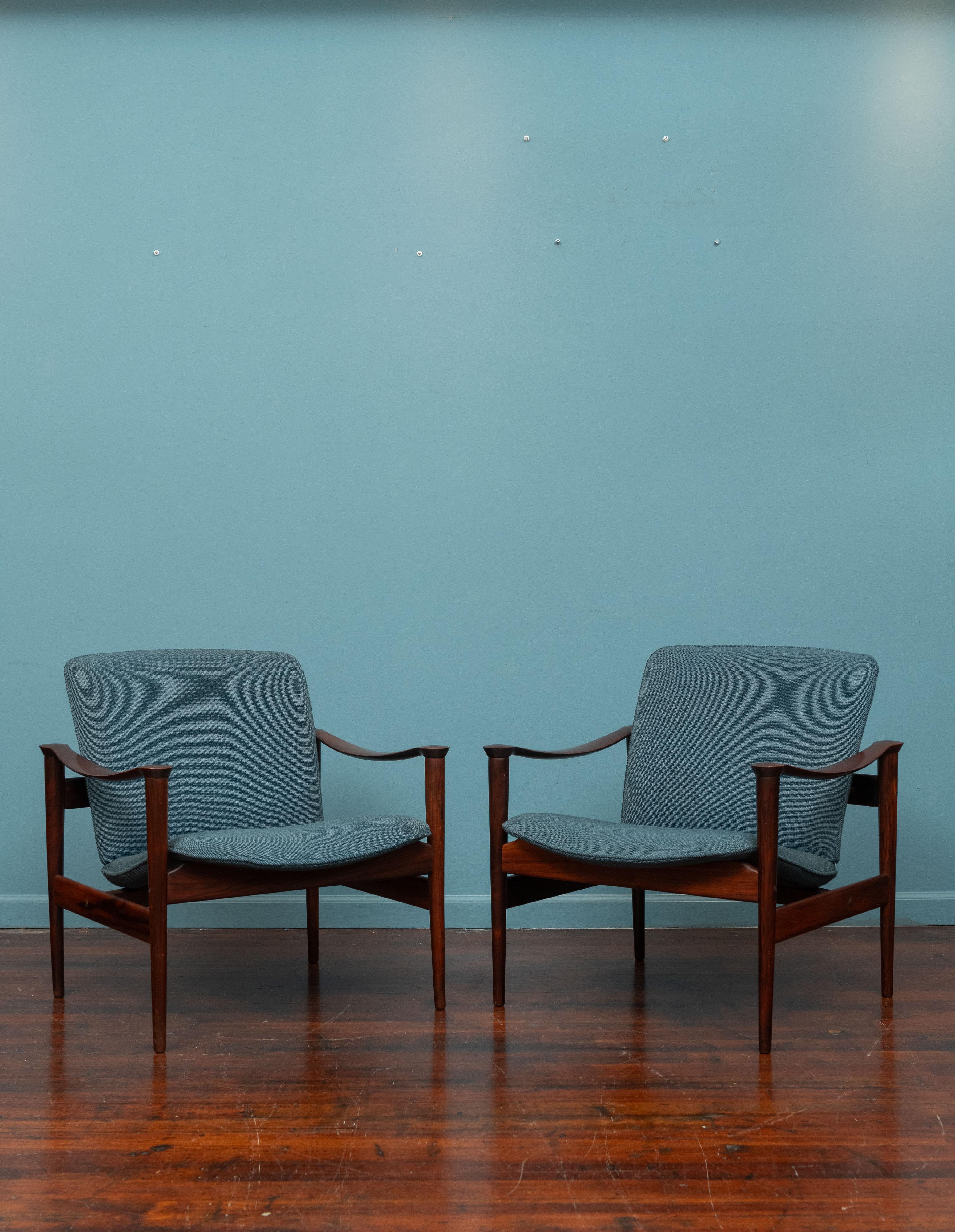 Fredrik A. Kayser Modell 711 Liegestühle, Norwegen. Geformte Rahmen aus massivem Palisanderholz mit einem auffälligen Minimalismus, der sehr bequem und robust ist. Ältere Polstermöbel, die noch gut erhalten sind, oder Polstermöbel mit Materialien
