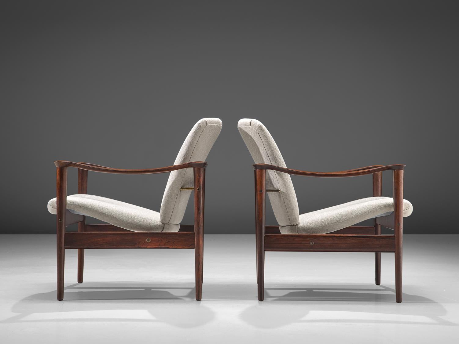 Fredrik A. Kayser for Vatne Lenestolfabrikk, armchairs model 711, rosewood and white fabric, Norway, 1960.

These armchairs are designed by Frederik A. Kayser and executed by Vatne Lenestolfabrikk. The armchairs are executed in rosewood, fabric