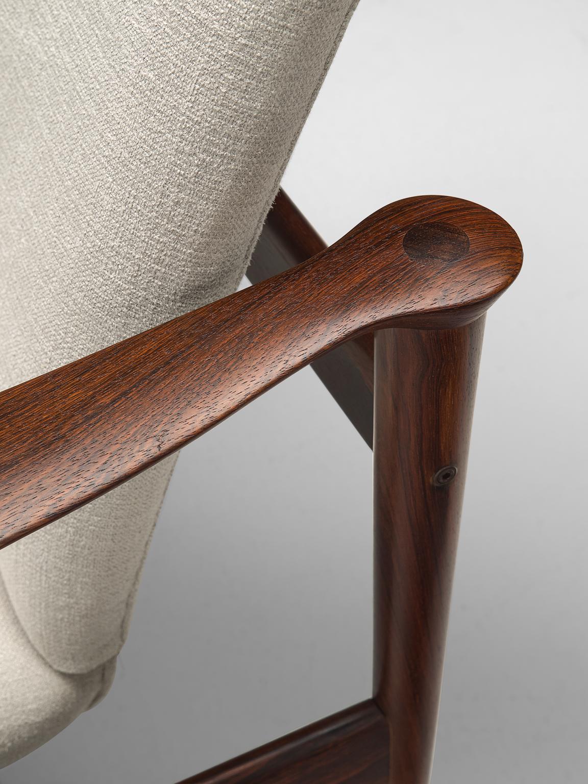 Fredrik A. Kayser Rosewood and Armchairs with White Fabric (Mitte des 20. Jahrhunderts)