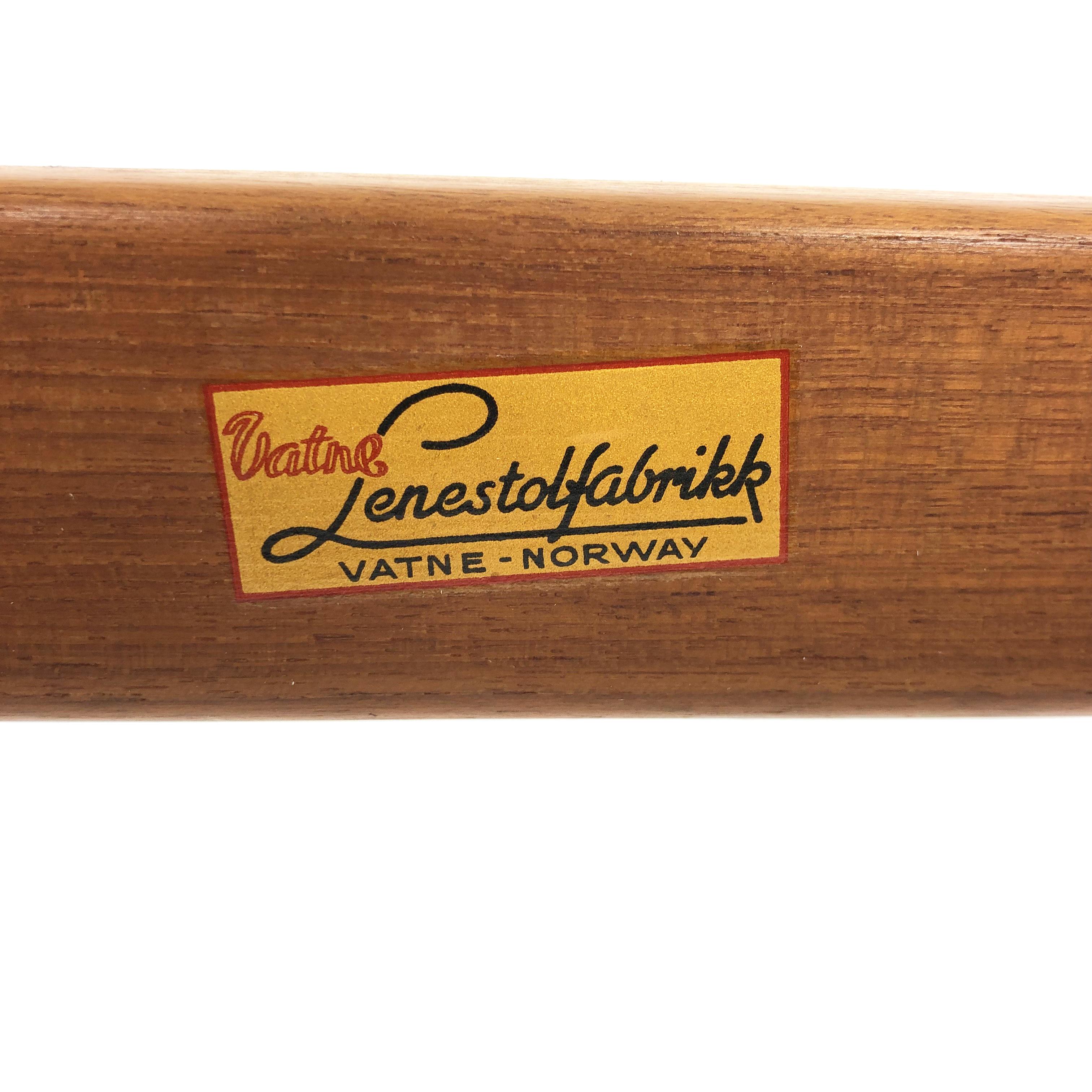 Bois Table d'appoint à plateau en teck Vatne Lenestolfrabikk de Fredrik A. Kayser, Norvège, années 1950 en vente