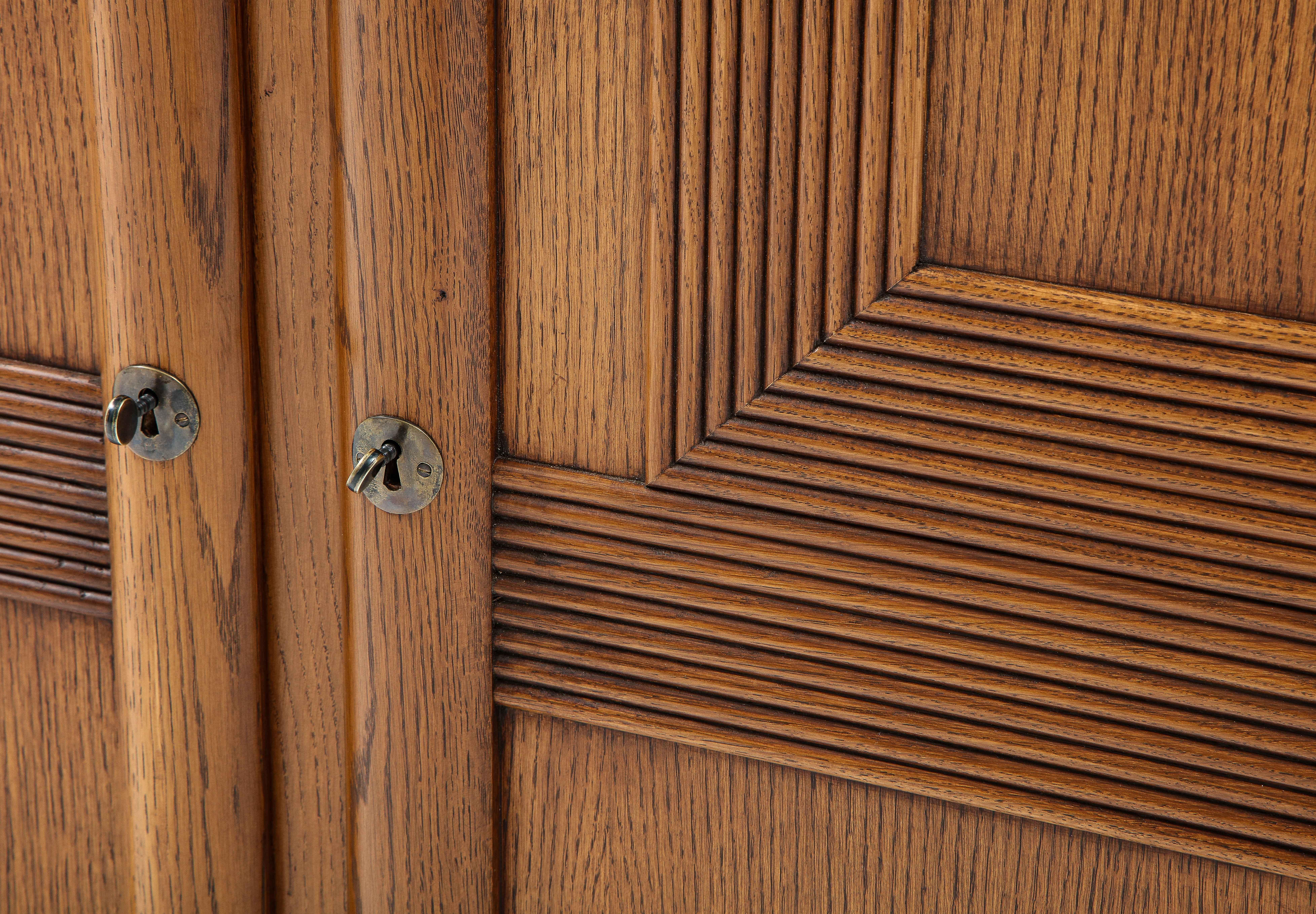Quercia 'Fredrik' Credenza artigianale a due ante su ordinazione in Oak Solid in vendita