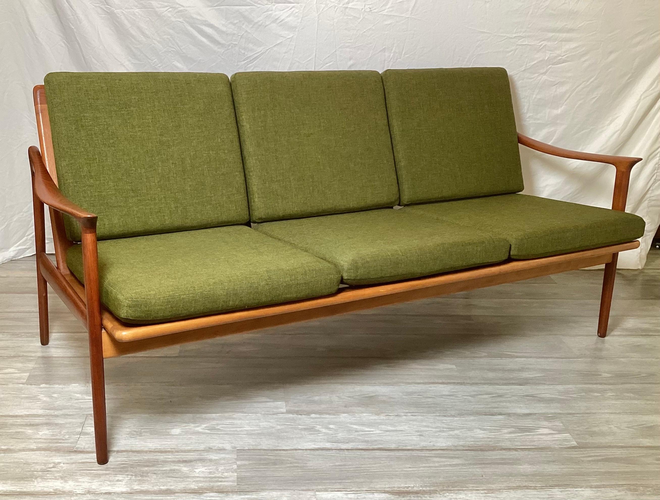 Mid-Century Modern Fredrik Kayser 3 seat upholstered sofa with original fabric en vente