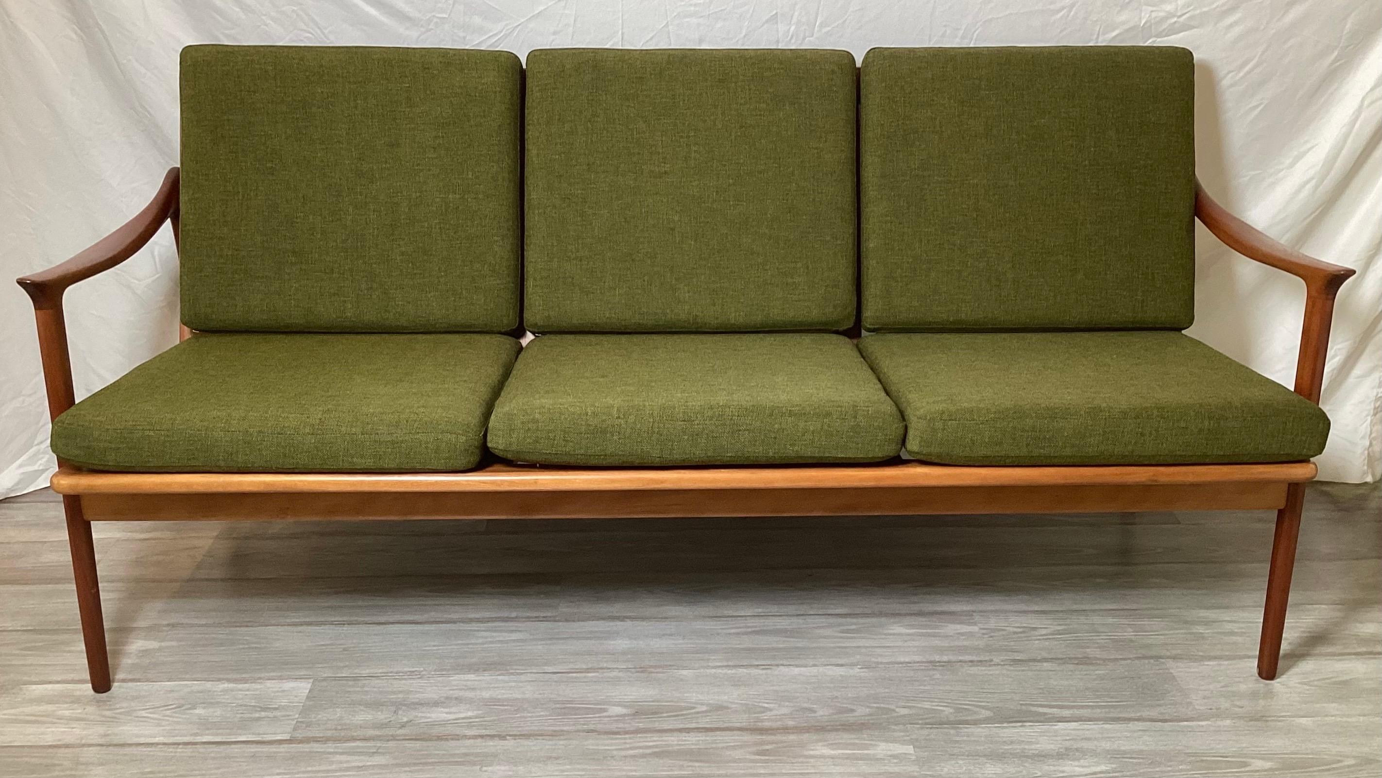 Fredrik Kayser 3 seat upholstered sofa with original fabric Excellent état - En vente à Lambertville, NJ