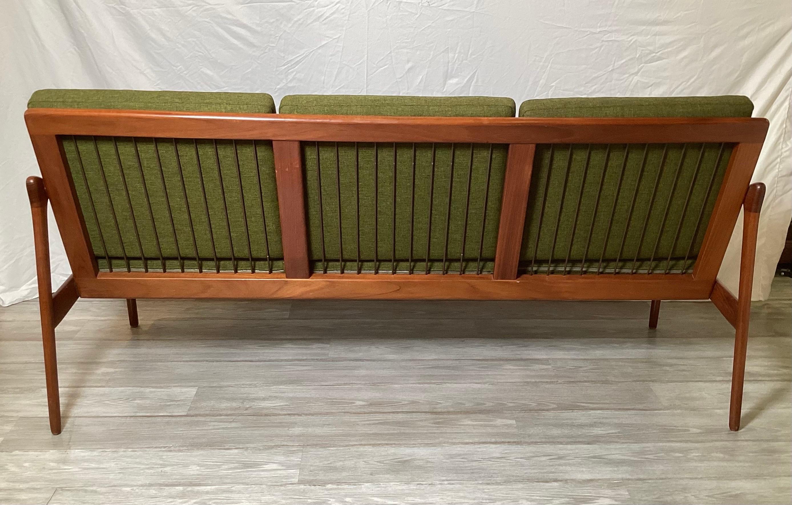 Milieu du XXe siècle Fredrik Kayser 3 seat upholstered sofa with original fabric en vente