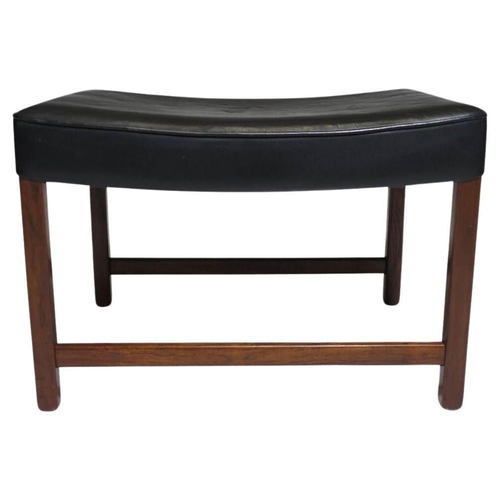 Fredrik Kayser Ottoman ou banc danois en bois de rose et cuir noir en vente