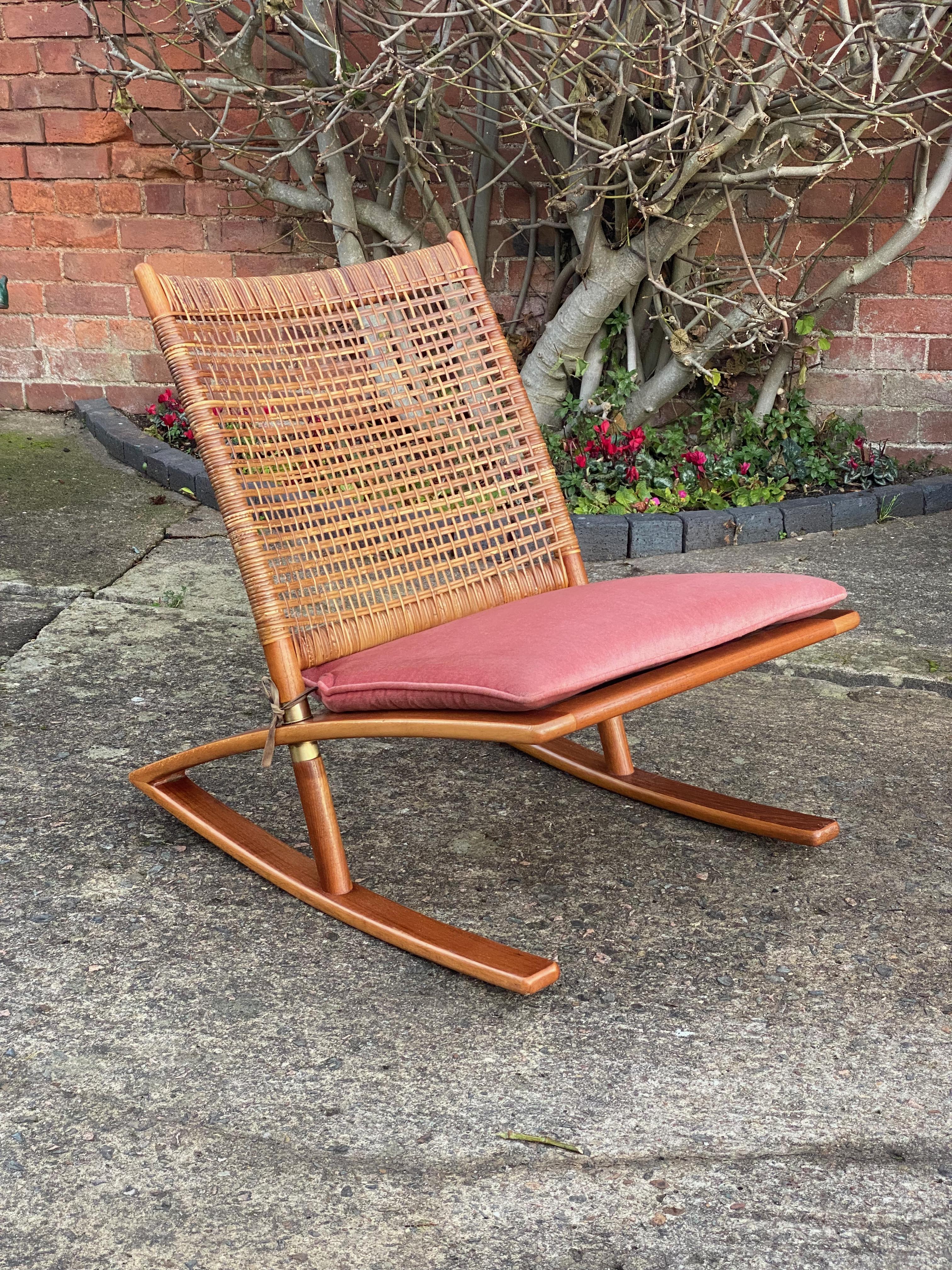 Fredrik A. Kayser Model 599 teak rocking chair, Rocker Norway circa 1960s

Magnificent mid twentieth century Fredrik A. Kayser for Vatne Mobler, Model 599 Teak & Cane rocking chair, Norway 1960, the slightly raked hand woven cane backrest with