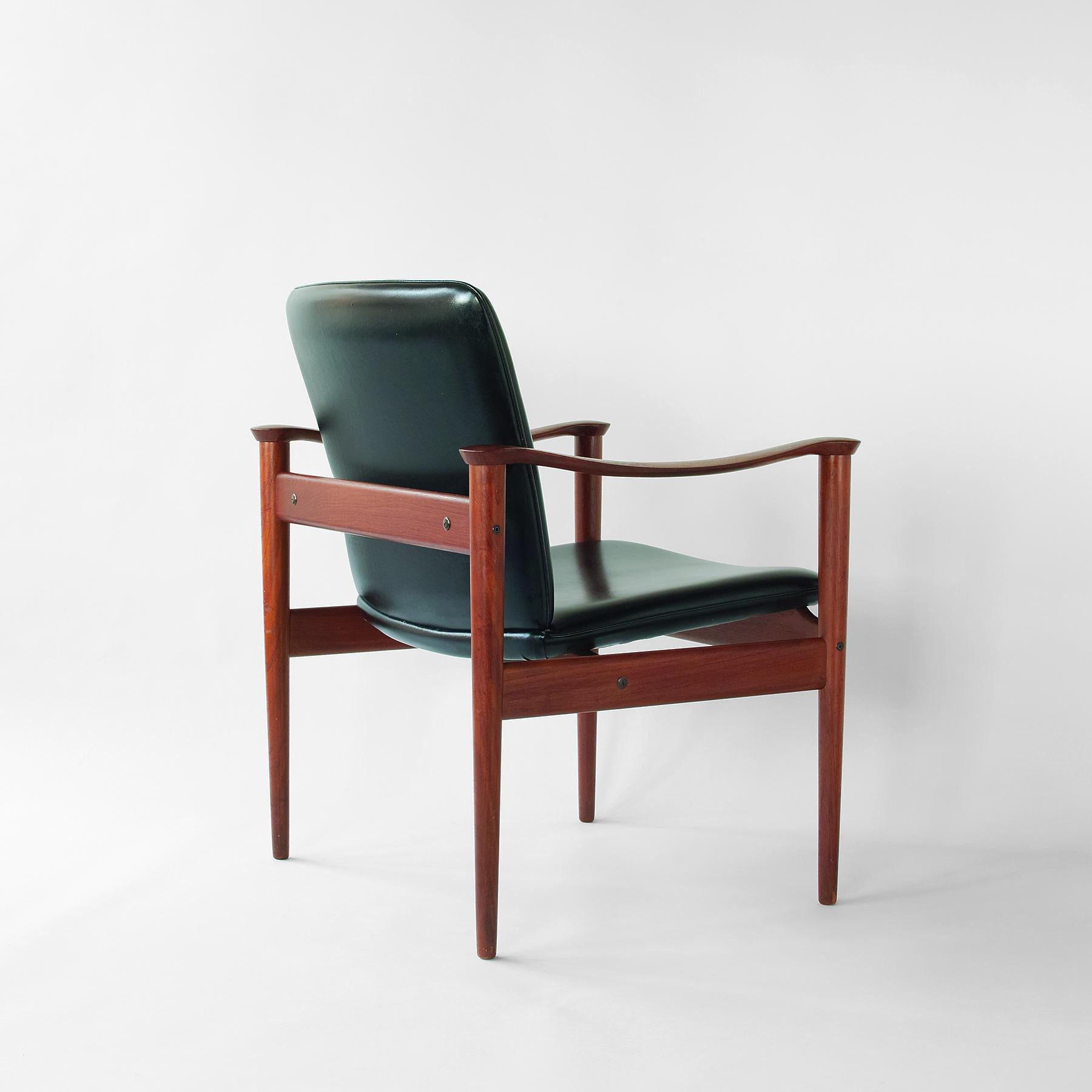 Wir bieten Ihnen diesen seltenen, nicht mehr produzierten Sessel Modell 710 an, der dem bekannteren Modell 711 von Fredrik Keyser ähnelt, aber eine aufrechtere Sitzposition aufweist. Dadurch eignet er sich als Klimmzugstuhl, ist aber auch bequem und