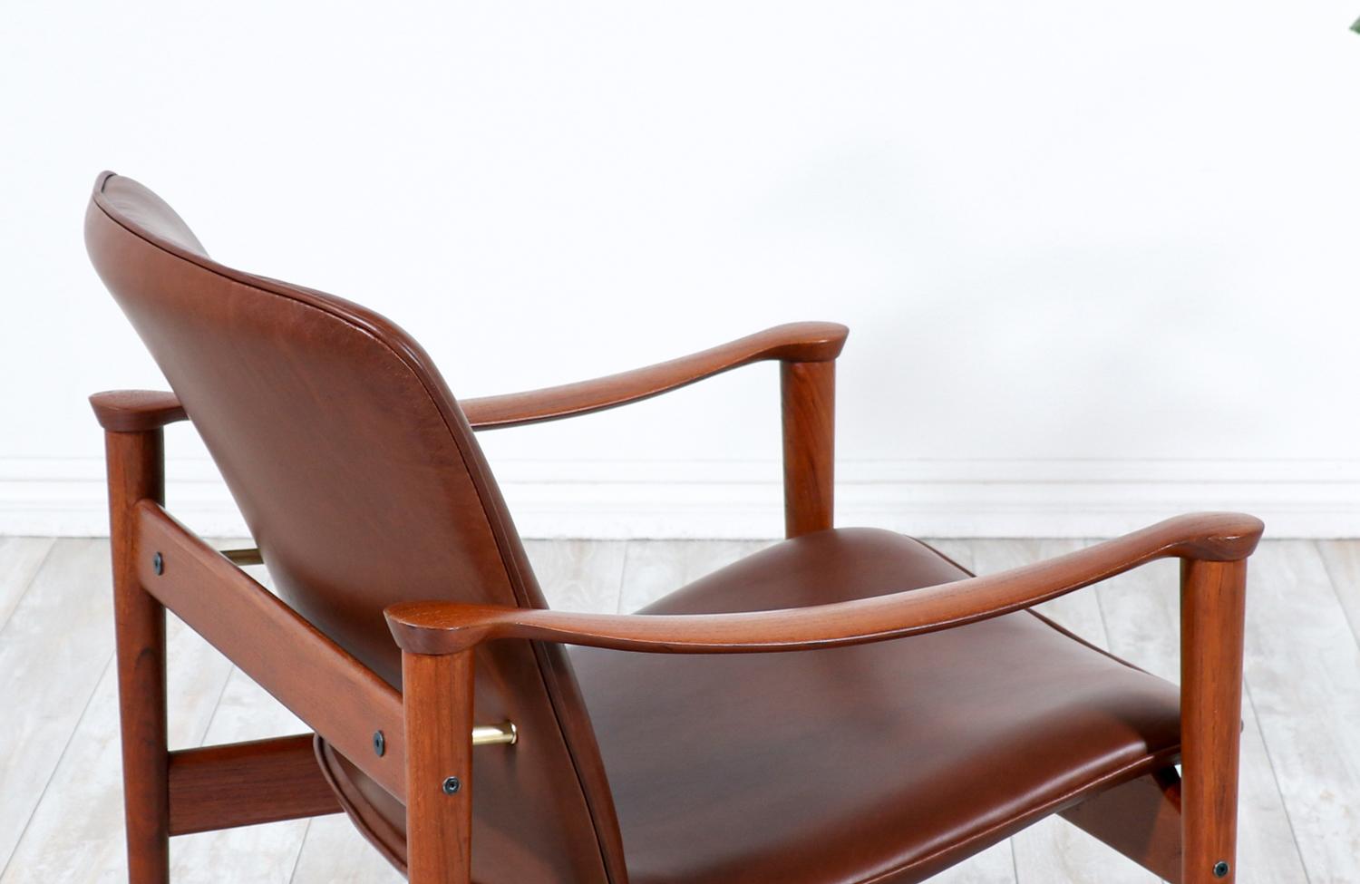 Fredrik Kayser Model-711 Teak & Cognac Leather Lounge Chair In Excellent Condition In Los Angeles, CA