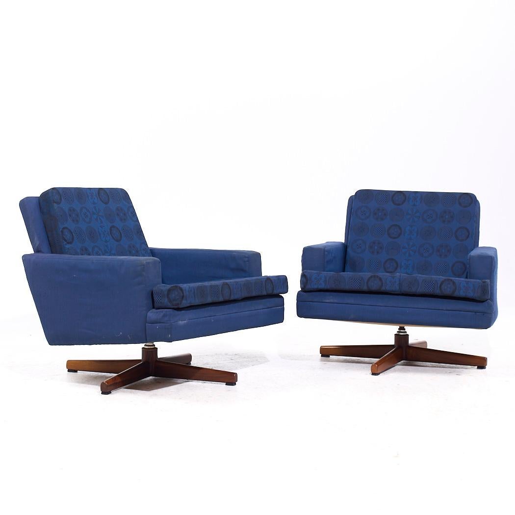 Paire de chaises longues pivotantes norvégiennes du milieu du siècle dernier Fredrik Kayser modèle 807

Cette chaise longue mesure : 29,5 de large x 32 de profond x 28,5 de haut, avec une hauteur d'assise de 16 et une hauteur d'accoudoir/dégagement