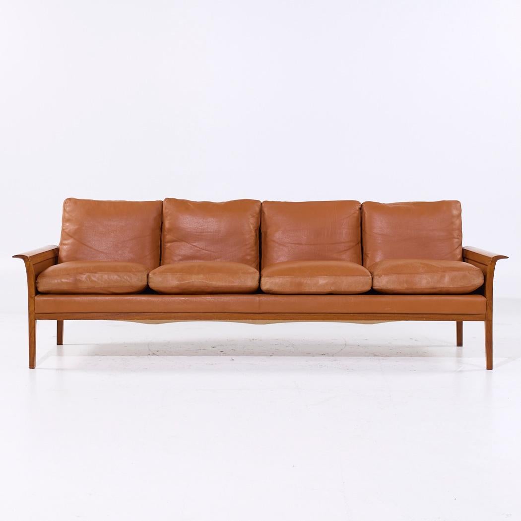 Fredrik A. Kayser Model-934 - Divano in pelle e teak del Medioevo

Questo divano misura: 87 pollici di larghezza x 30 di profondità x 29 di altezza, con un'altezza della seduta di 18 pollici e un'altezza dei braccioli di 20,25 pollici.

Tutti i