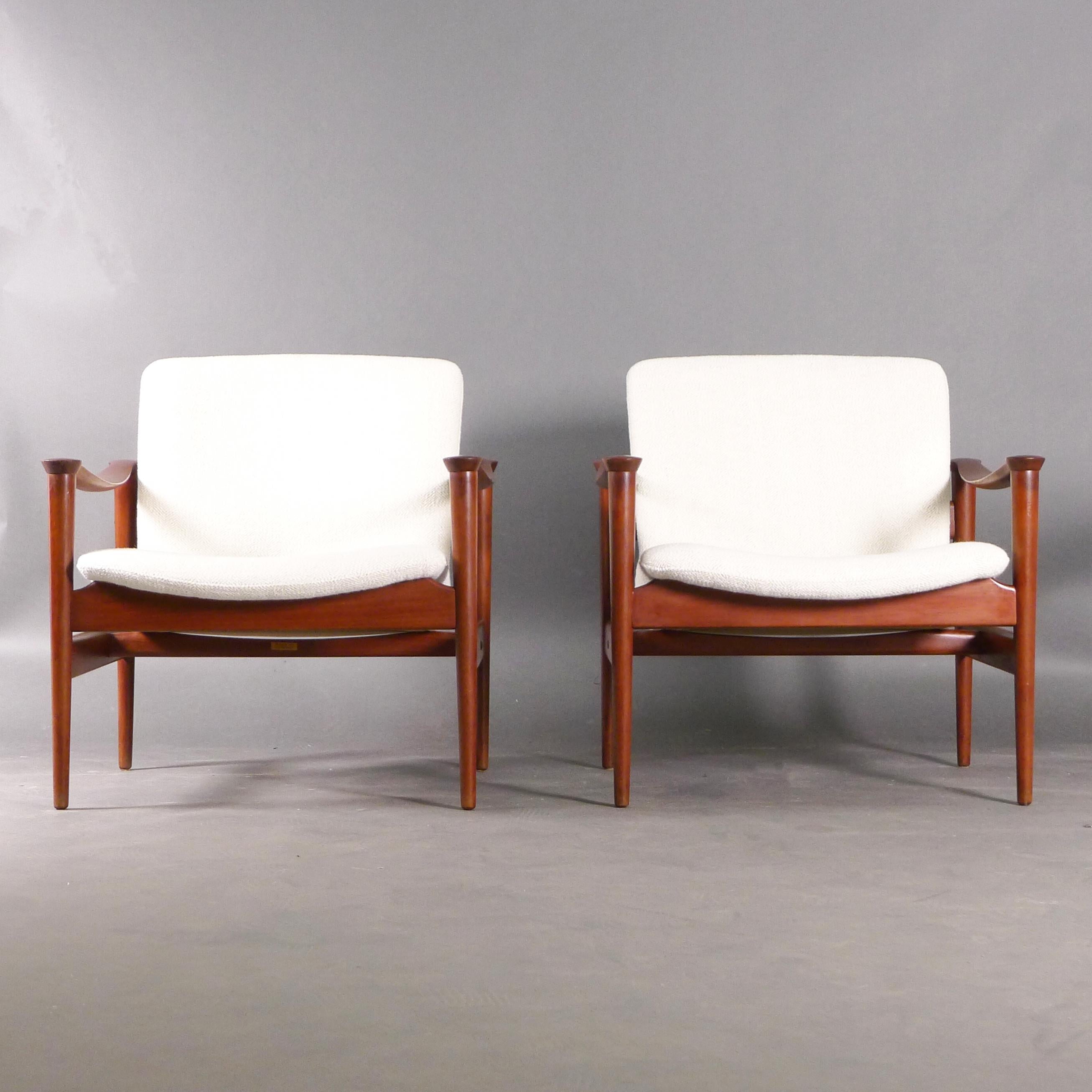 Beautiful pair of Norwegian 1960s lounge chairs, model 711, designed by Fredrik A Kayser in 1960 and made by Vatne Lenestolfabrikk. The teak frames have a lovely patina and feature roundels to the shaped armrests. The chairs have been newly
