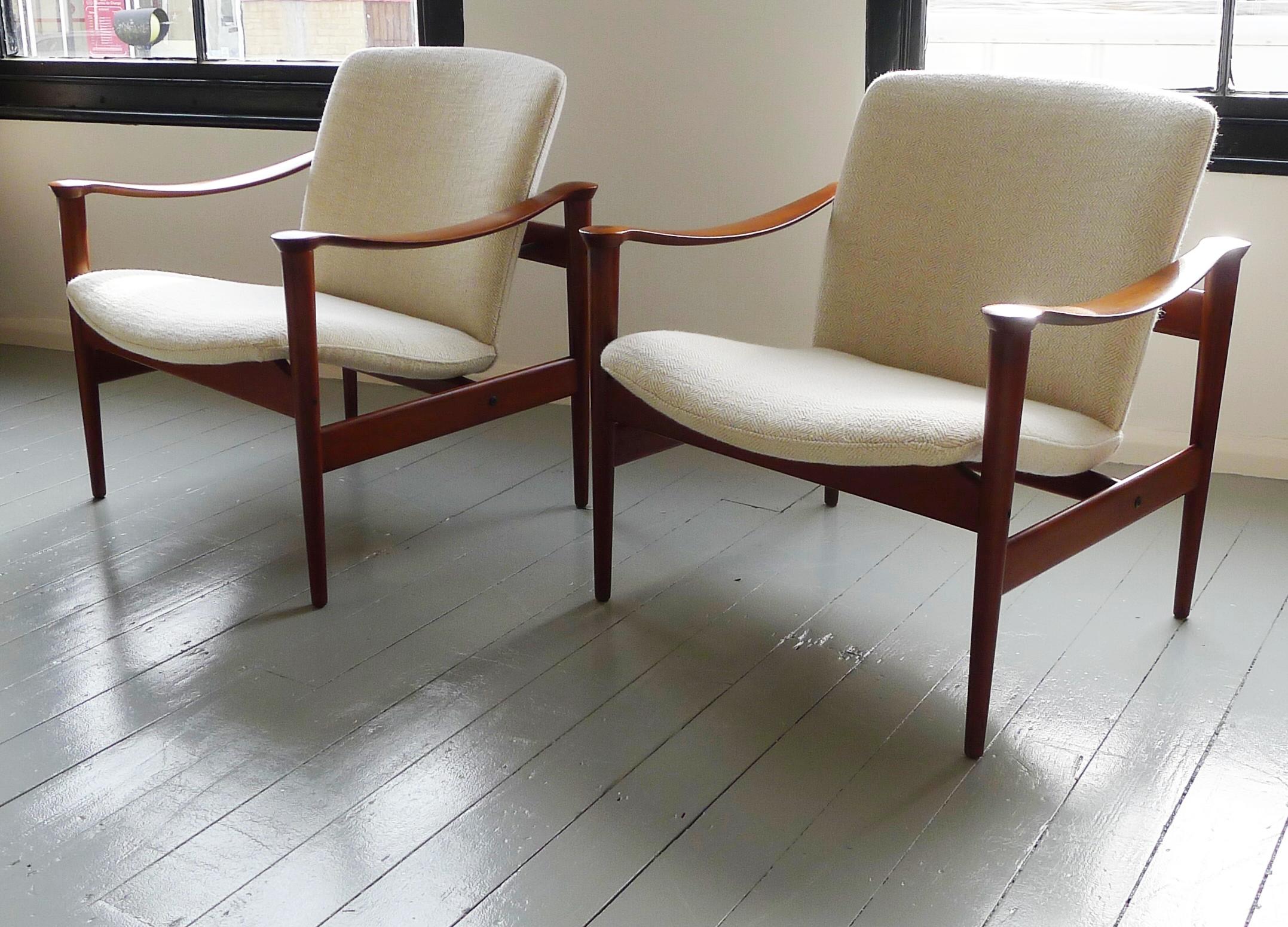 Scandinavian Modern Fredrik Kayser, Pair of Teak Lounge Chairs, Model 711, Norwegian circa 1960 For Sale