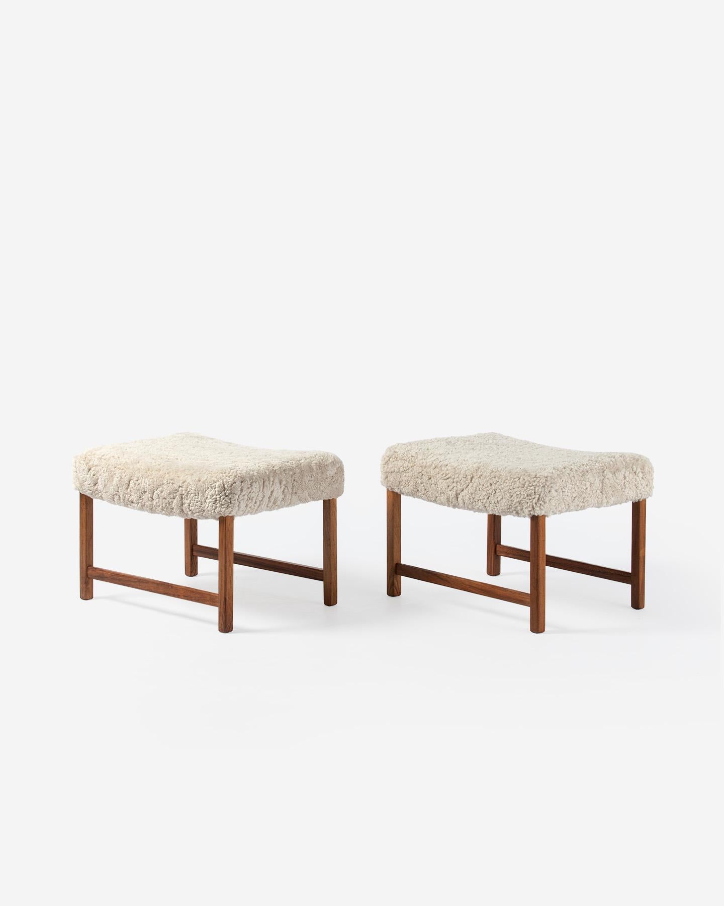 Fredrik A. Kayser - Ottomani modello 965, 1964

Una coppia di pouf Modello 965 disegnati da Fredrik A. Kayser per Vatne Lenestolfabrik in Norvegia. I semplici telai sono realizzati in legno di palissandro massiccio e i sedili sono stati rivestiti in