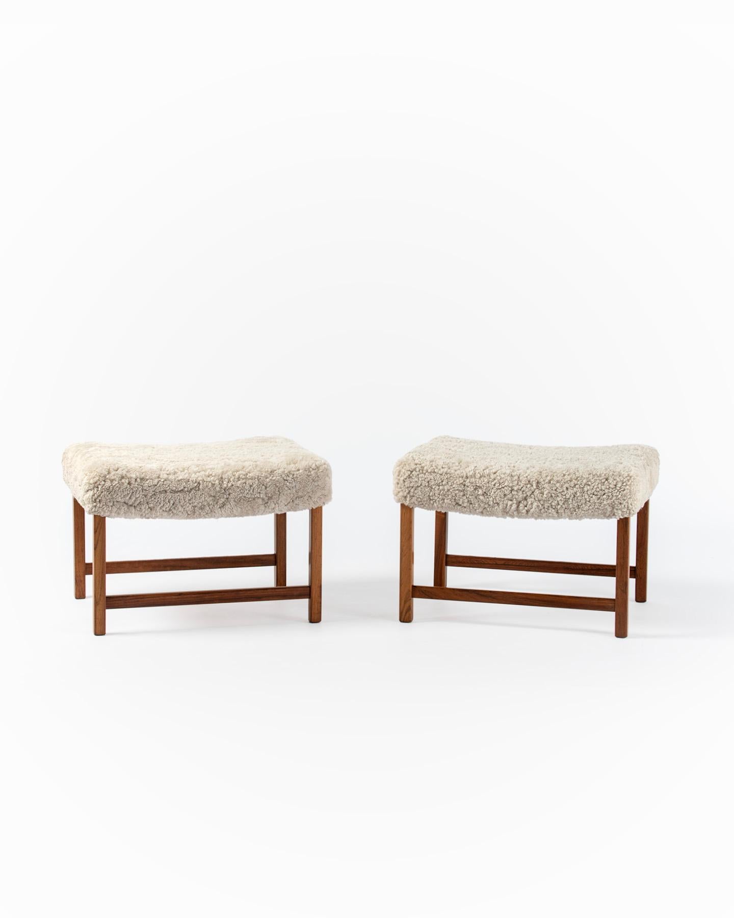 Scandinavo moderno Ottomane in legno di palissandro e pelle di pecora di Fredrik A. Kayser 1960 in vendita