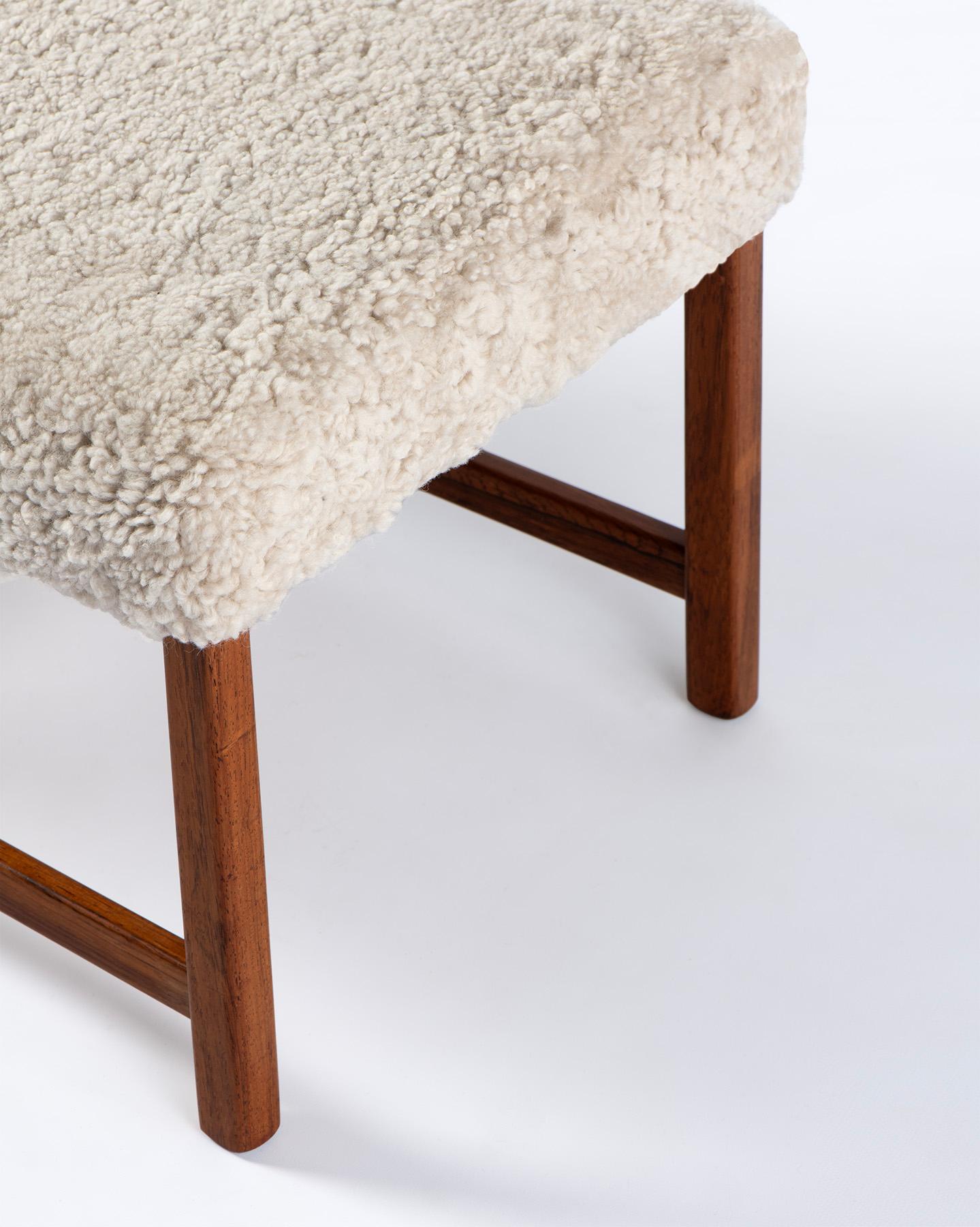 Metà XX secolo Ottomane in legno di palissandro e pelle di pecora di Fredrik A. Kayser 1960 in vendita