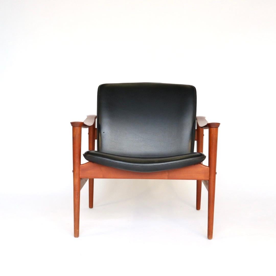 This vintage lounge chair was designed by the Danish designer Fredrik A. Kayser. The frame is made of a beautiful teak with gently sloping arm rests and a deep-inclined seat for maximum comfort. The Model 710 embodies the elegance and simplicity of