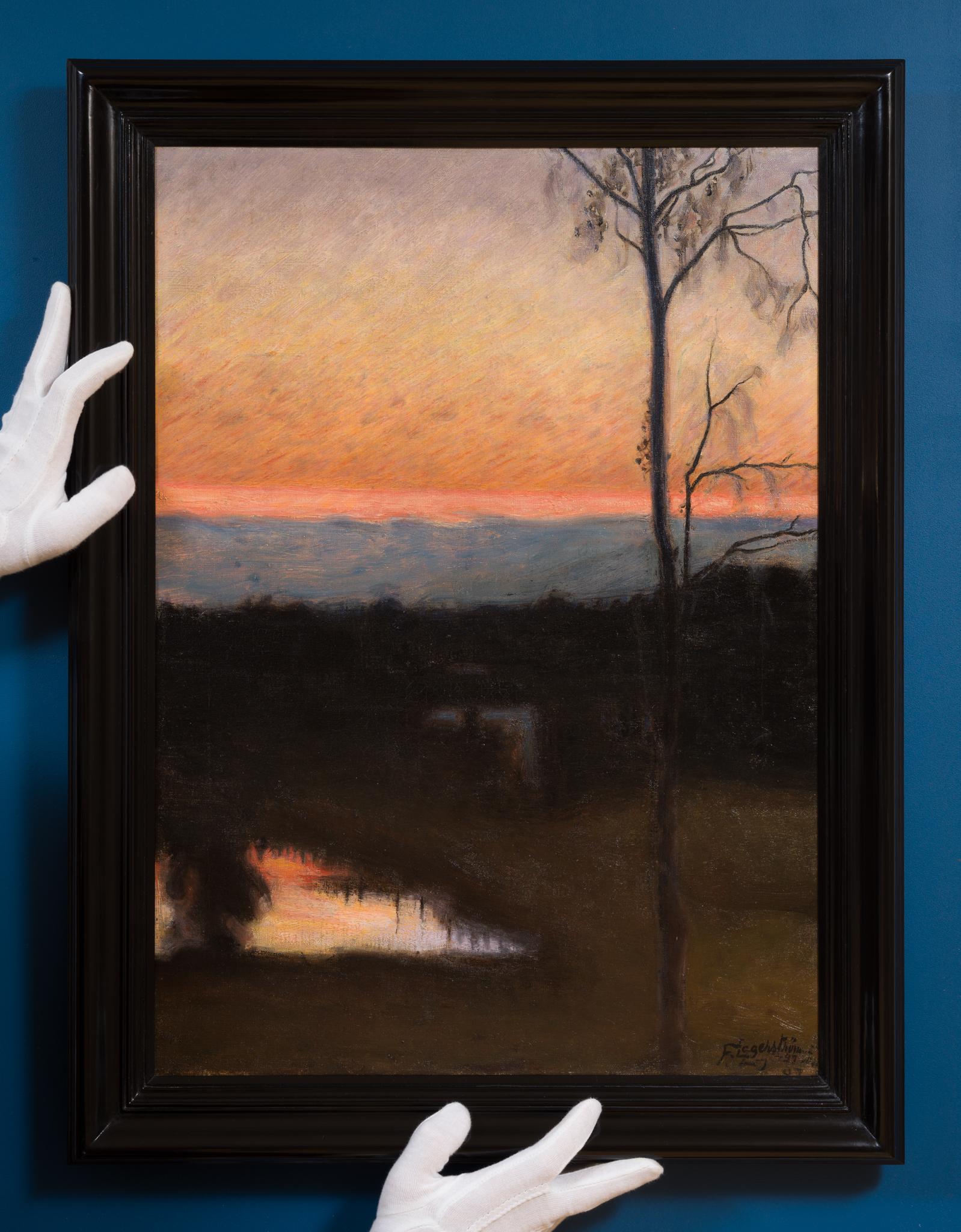 In dieser stimmungsvollen Landschaft bei Sonnenuntergang fängt Fredrik Lagerström einen flüchtigen Moment der Dämmerung mit lebhafter Intensität ein. Der Himmel erstrahlt in leuchtenden Gold- und Bernsteintönen, die sich in einem ruhigen Gewässer