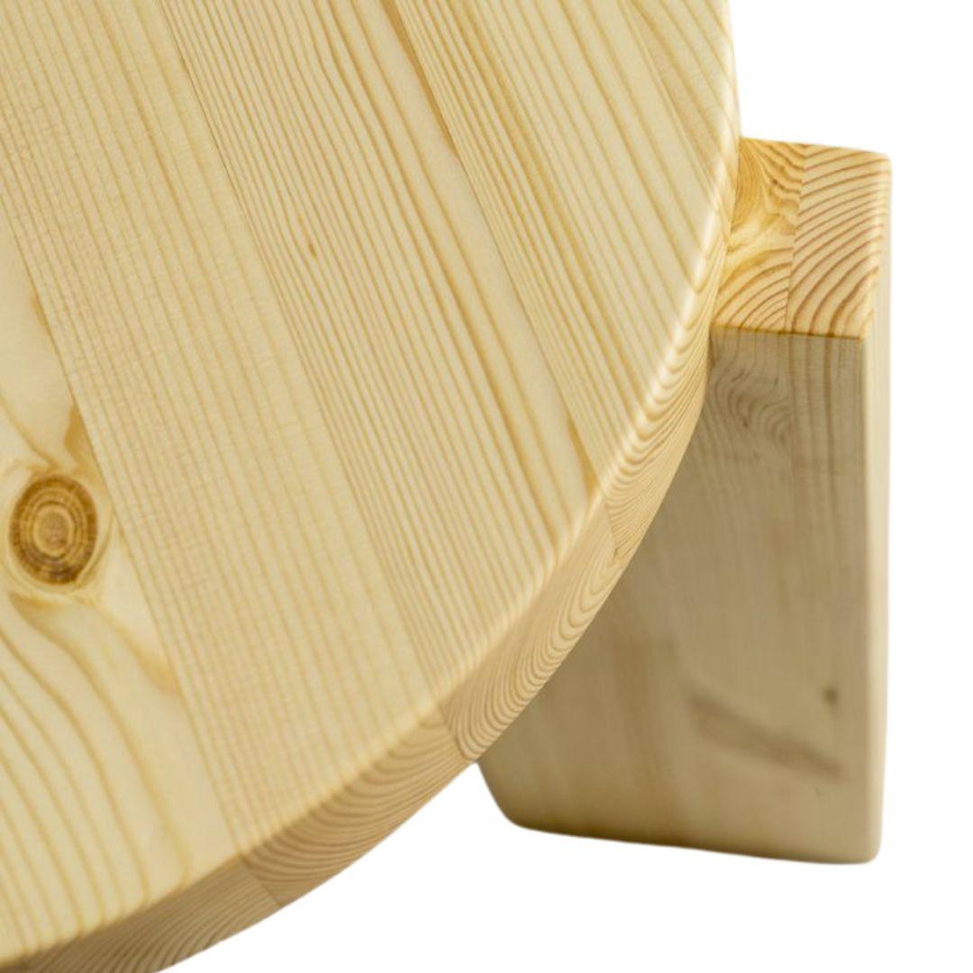 Tabouret '001' de Fredrik Paulsen en bois de pin finlandais massif pour Vaarnii en vente 2
