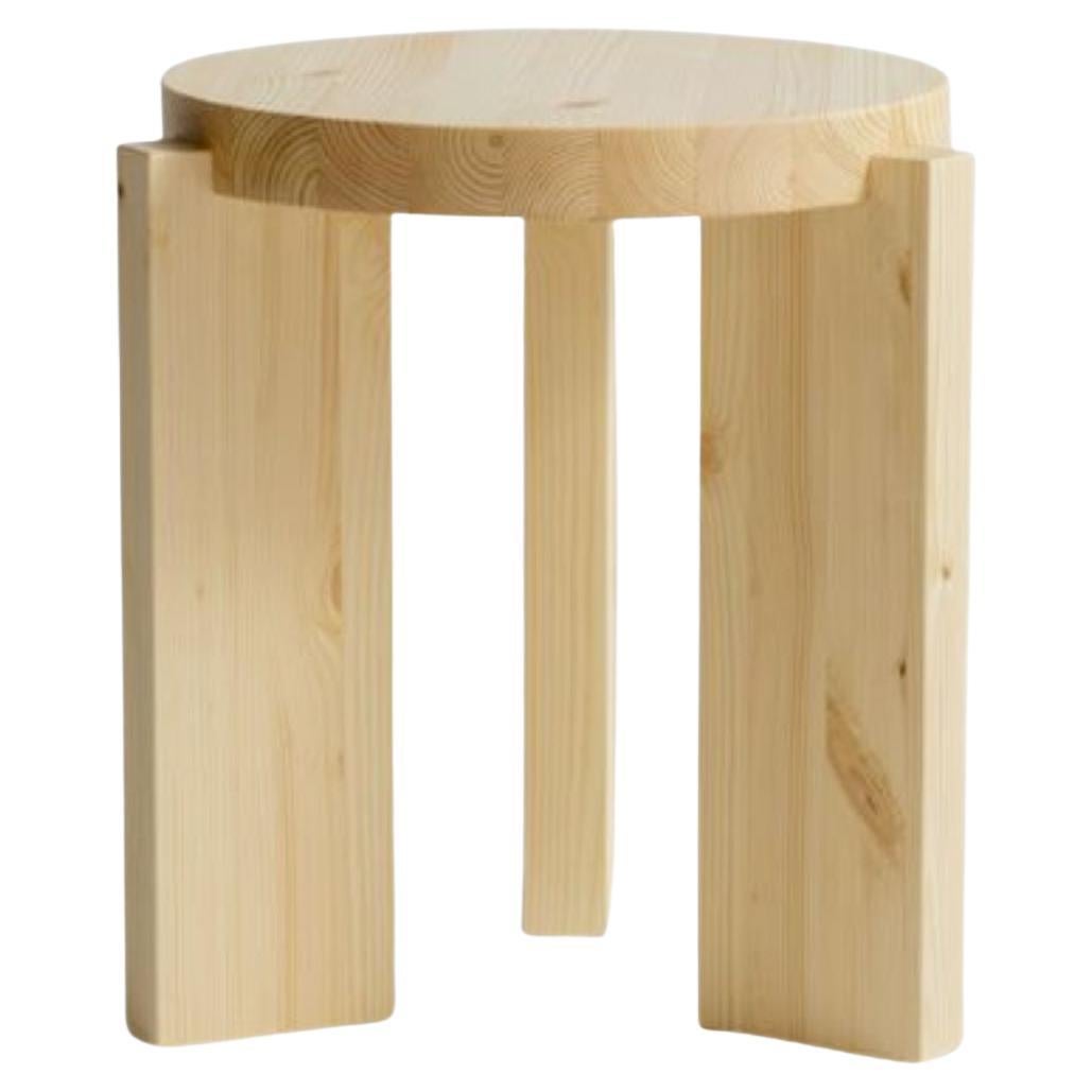 Tabouret '001' de Fredrik Paulsen en bois de pin finlandais massif pour Vaarnii