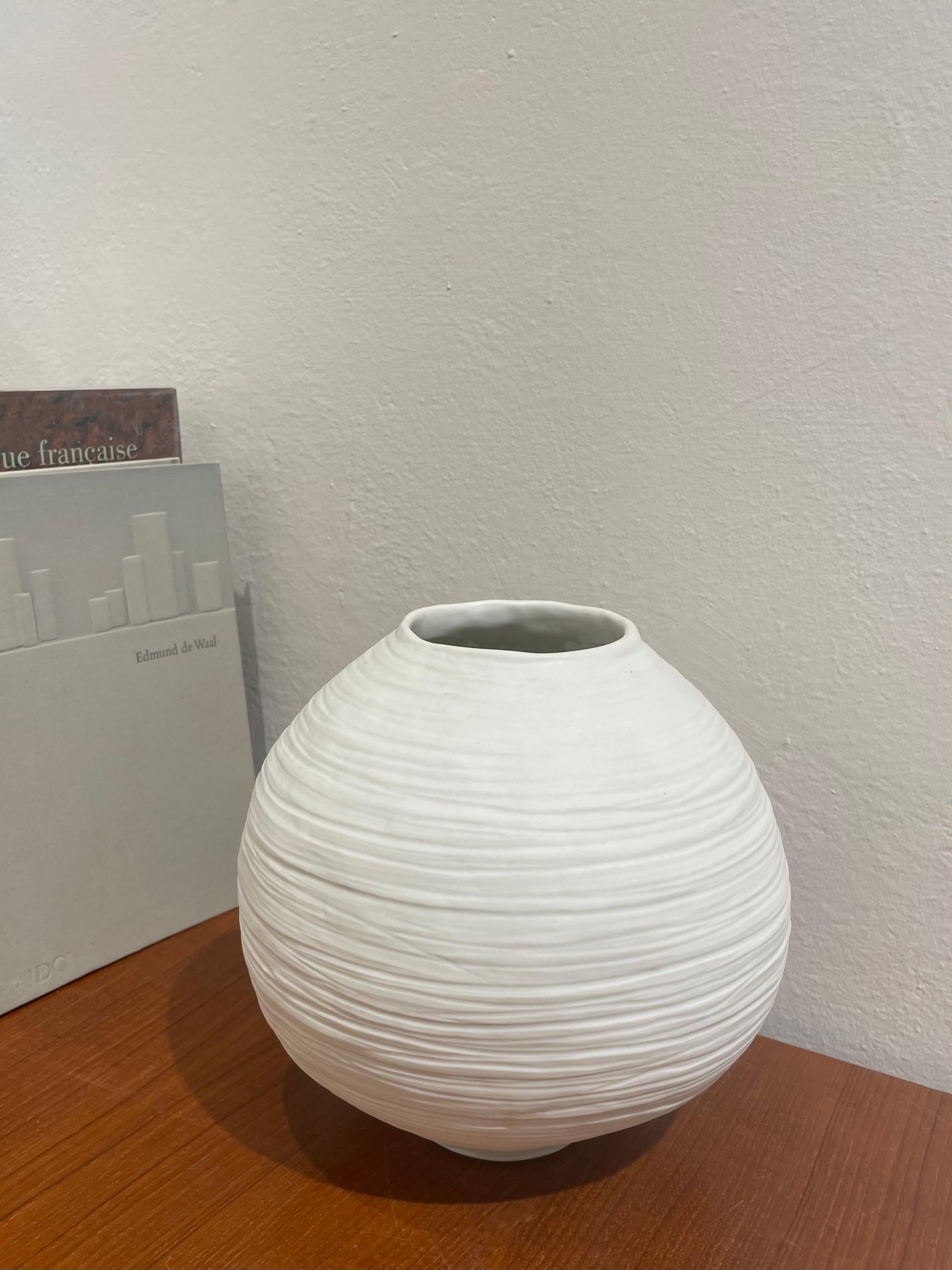 Organico moderno FREE 1 moon jar vaso in porcellana fatto a mano contemporaneo organico bianco in vendita