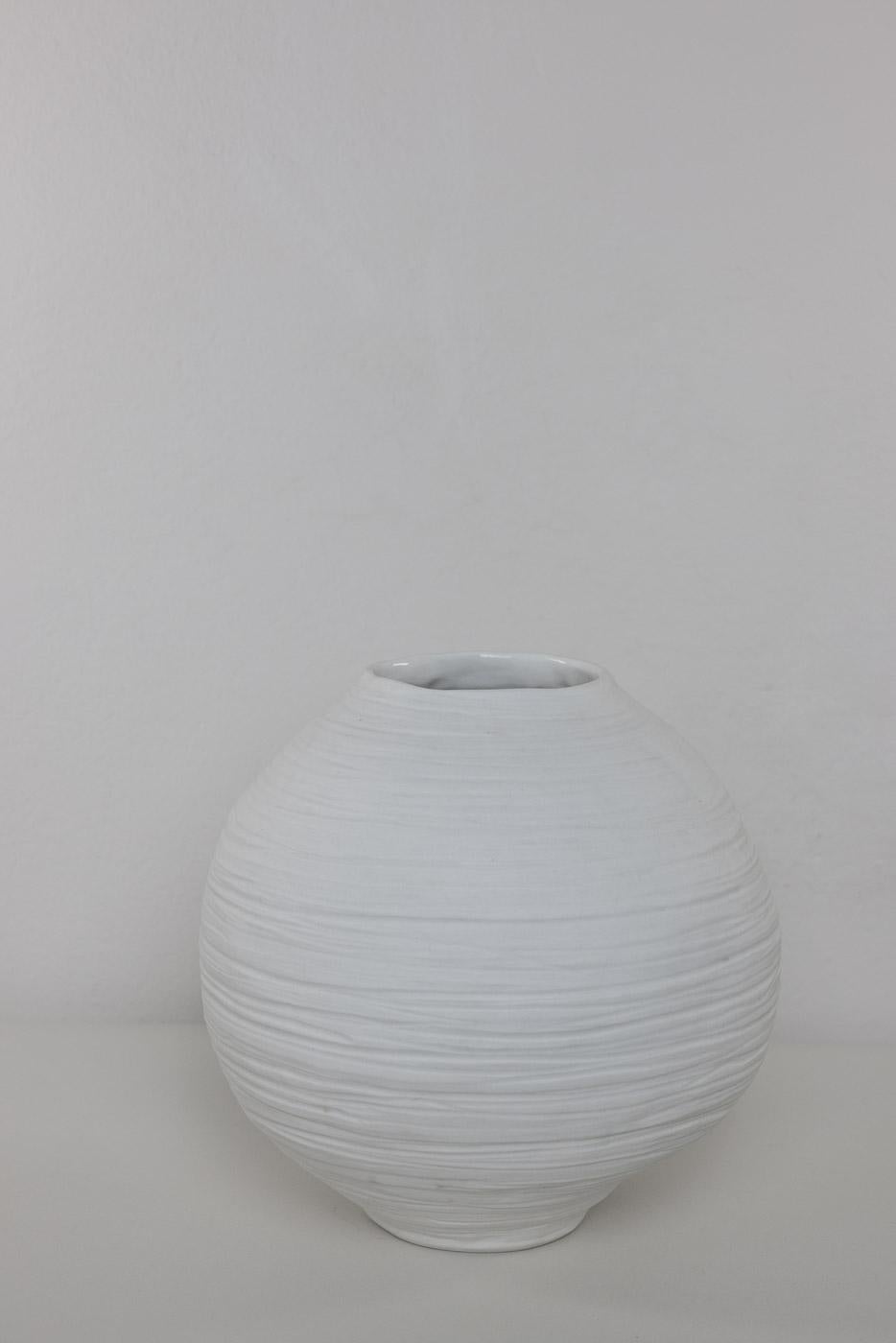 Fatto a mano FREE 1 moon jar vaso in porcellana fatto a mano contemporaneo organico bianco in vendita