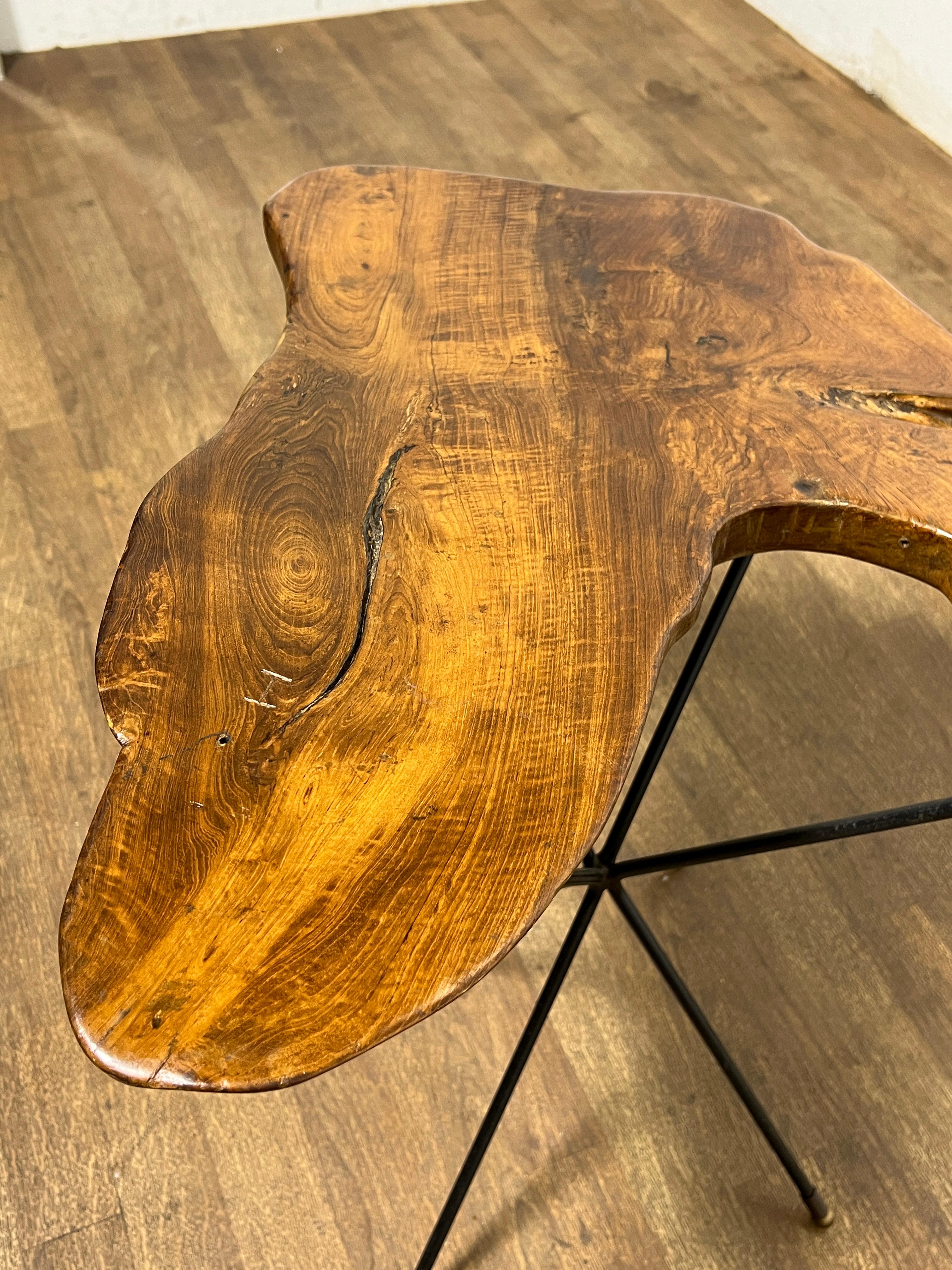 Freie Kante Biomorpher MId-Century-Beistelltisch aus Nussbaumholz Ca. 1970er Jahre (Moderne der Mitte des Jahrhunderts) im Angebot